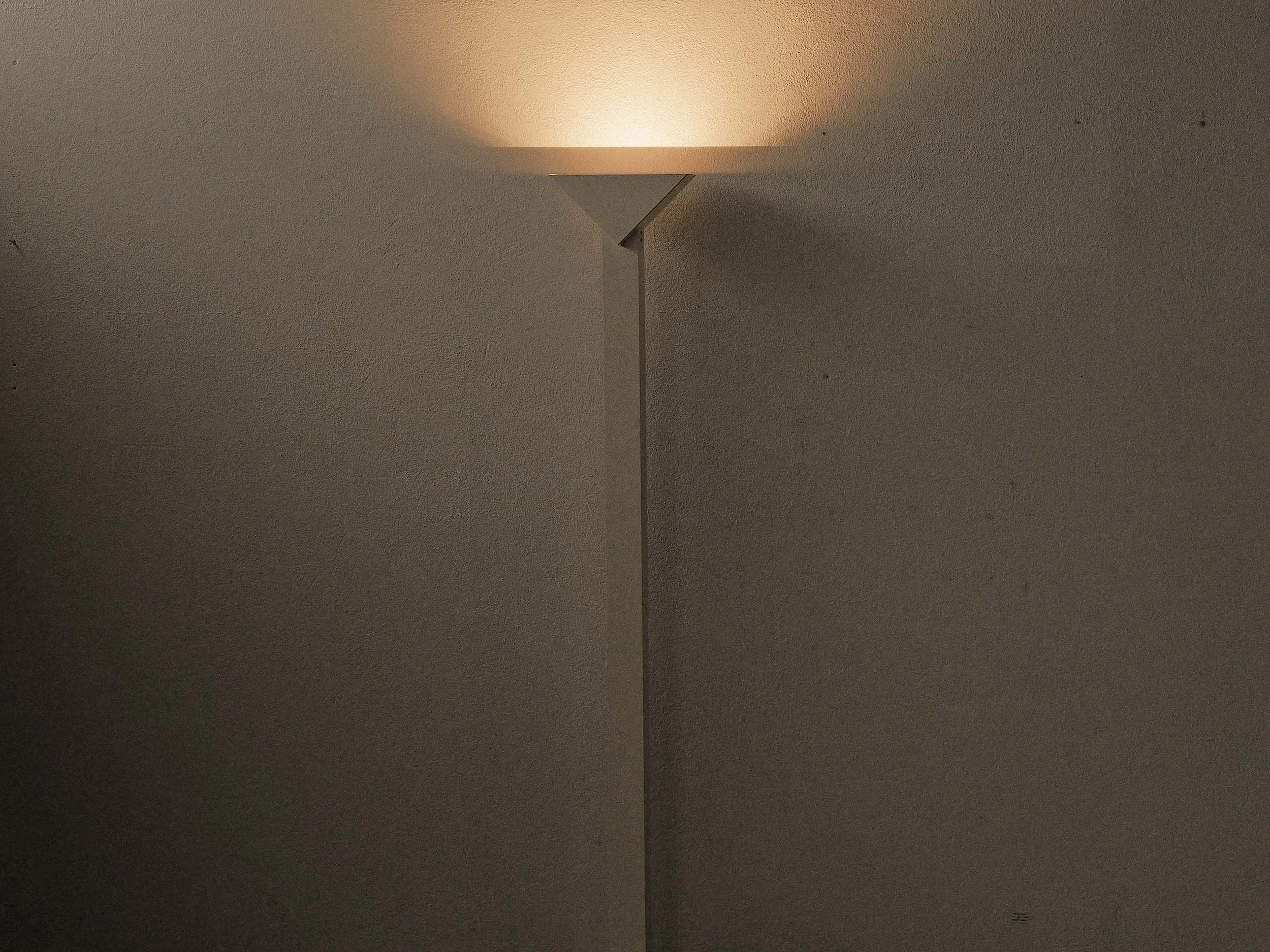 20260921L-lampadaire-minimaliste-et-geometrique-radical-design-couleur-creme-halogene-vers-1980-12.jpg