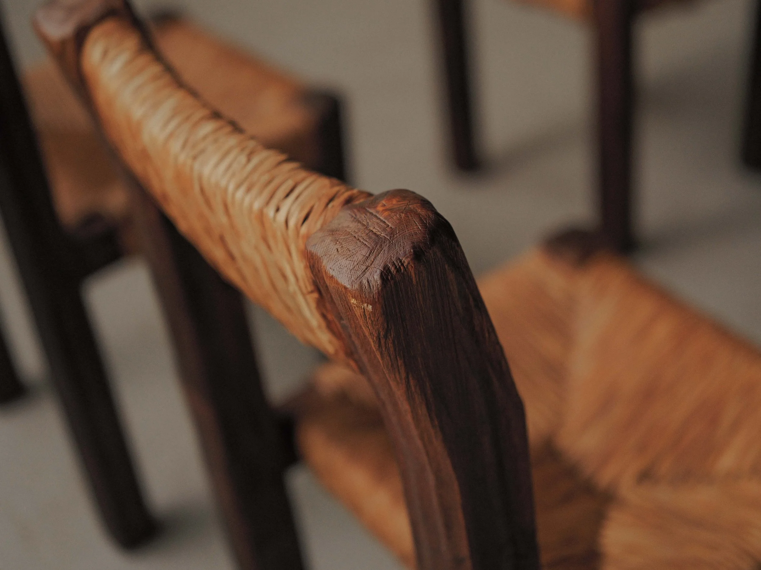 20261019A-ensemble-de-4-chaises-en-meleze-massif-et-paille-tressee-travail-artisanal-francais-vers-1960-3.jpg
