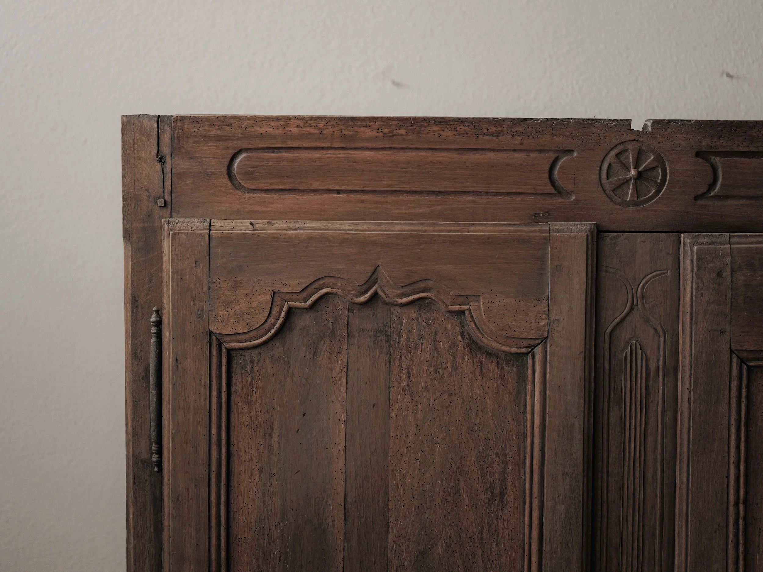 20260506M-armoire-paysanne-en-bois-massif-art-populaire-Auvergne-Cantal-19eme-siecle-3.jpg