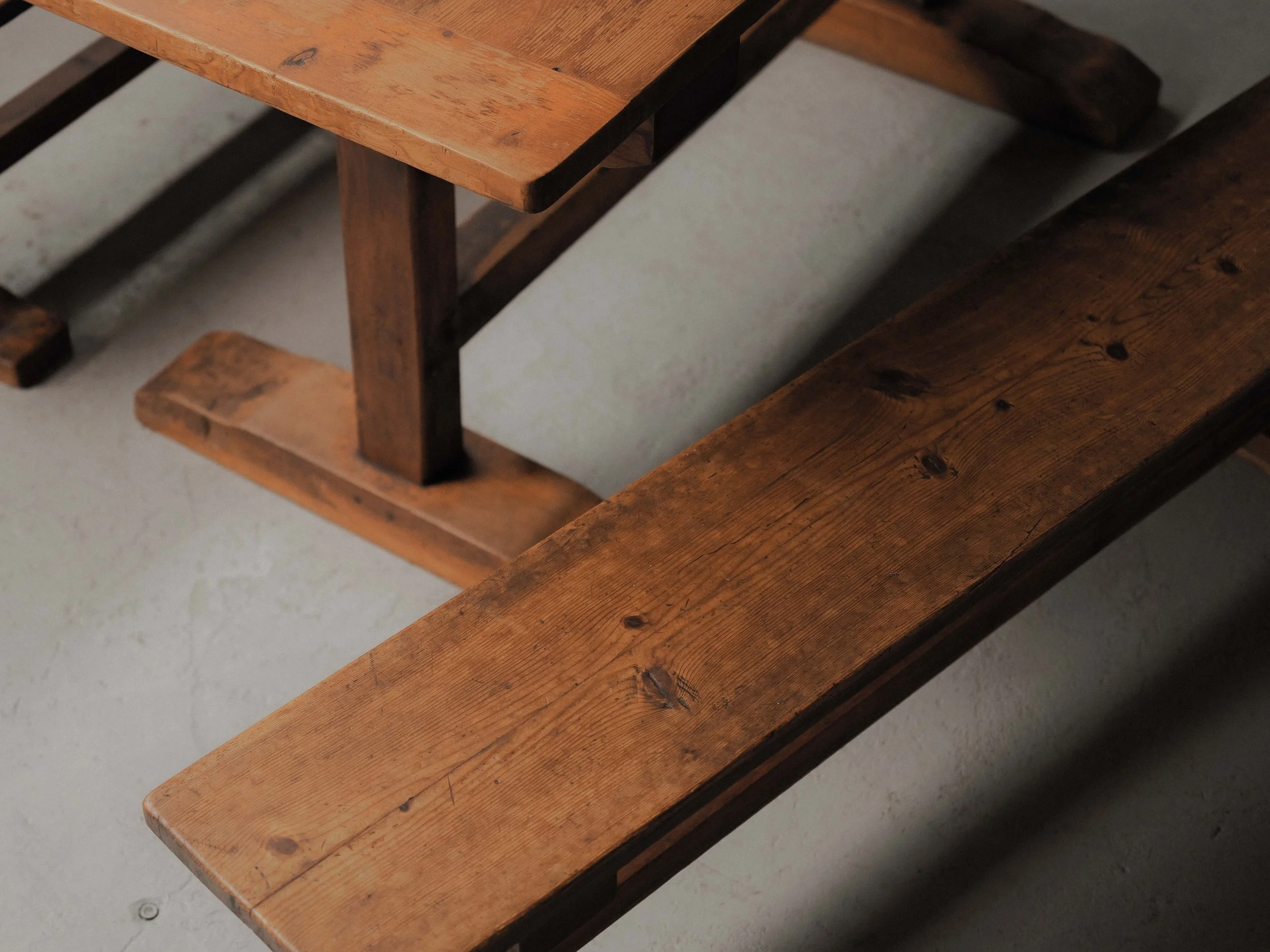 20260216T-table-et-bancs-en-pin-massif-France-vers-1970-5.jpg