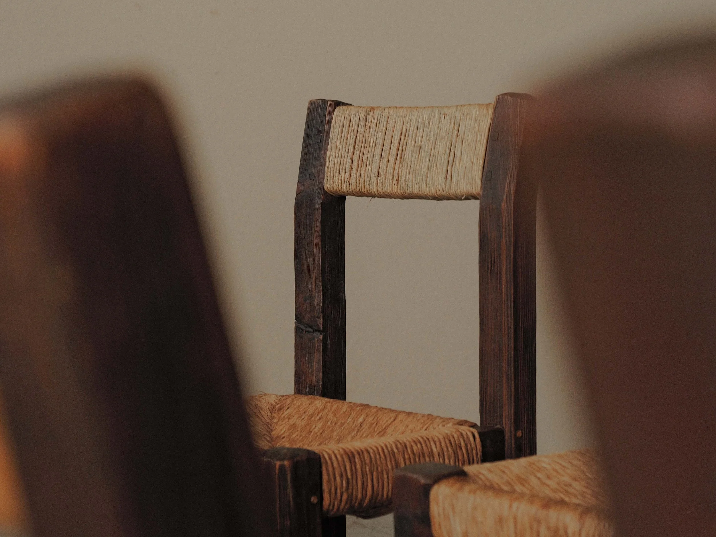 20260628A-et-20260630A2-ensemble-de-8-chaises-en-meleze-massif-et-paille-tressee-travail-artisanal-francais-vers-1960-7.jpg