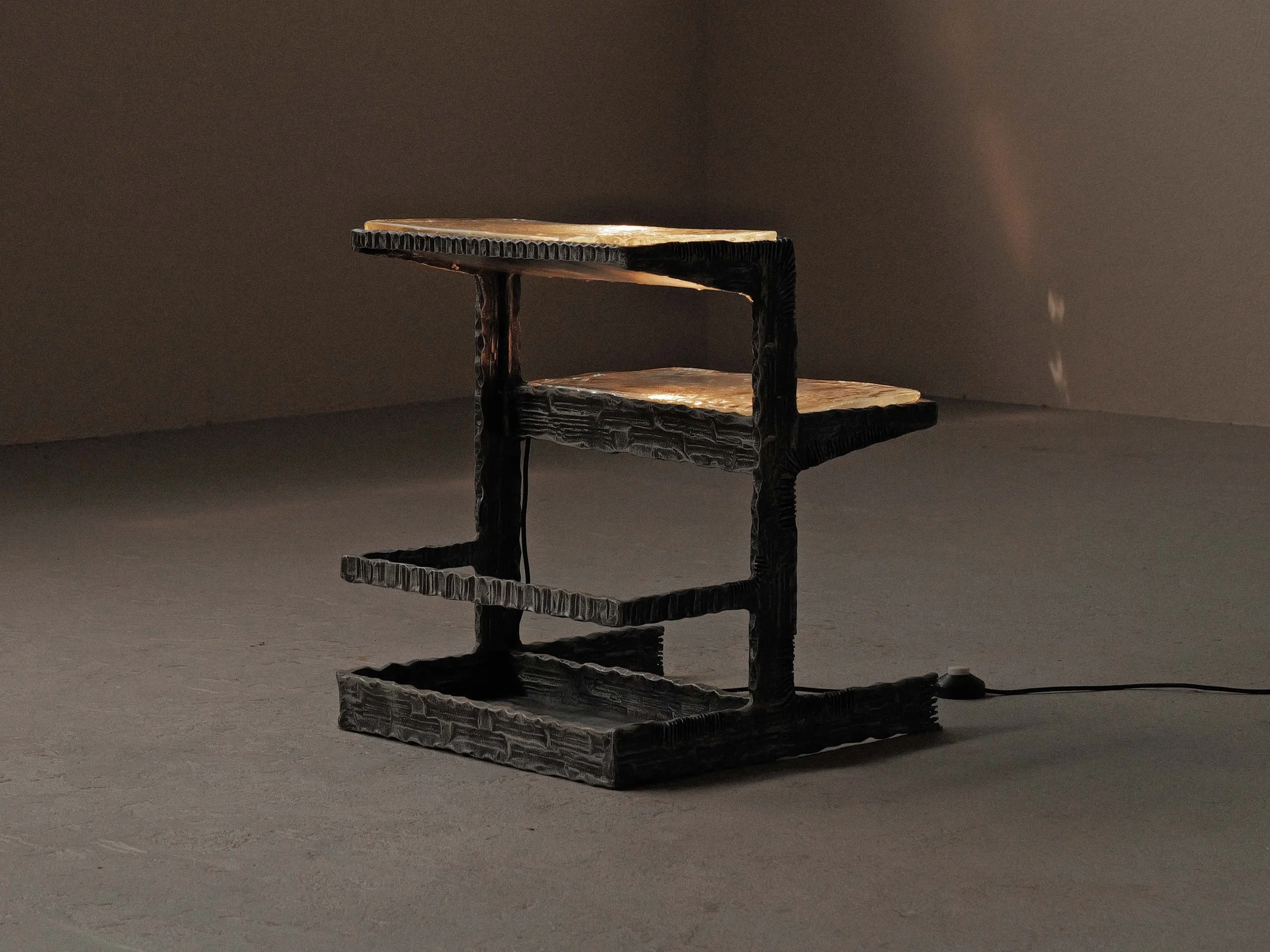 20260630T-table-d-appoint-brutaliste-en-fer-forge-et-dalles-de-verre-eclairante-9.jpg
