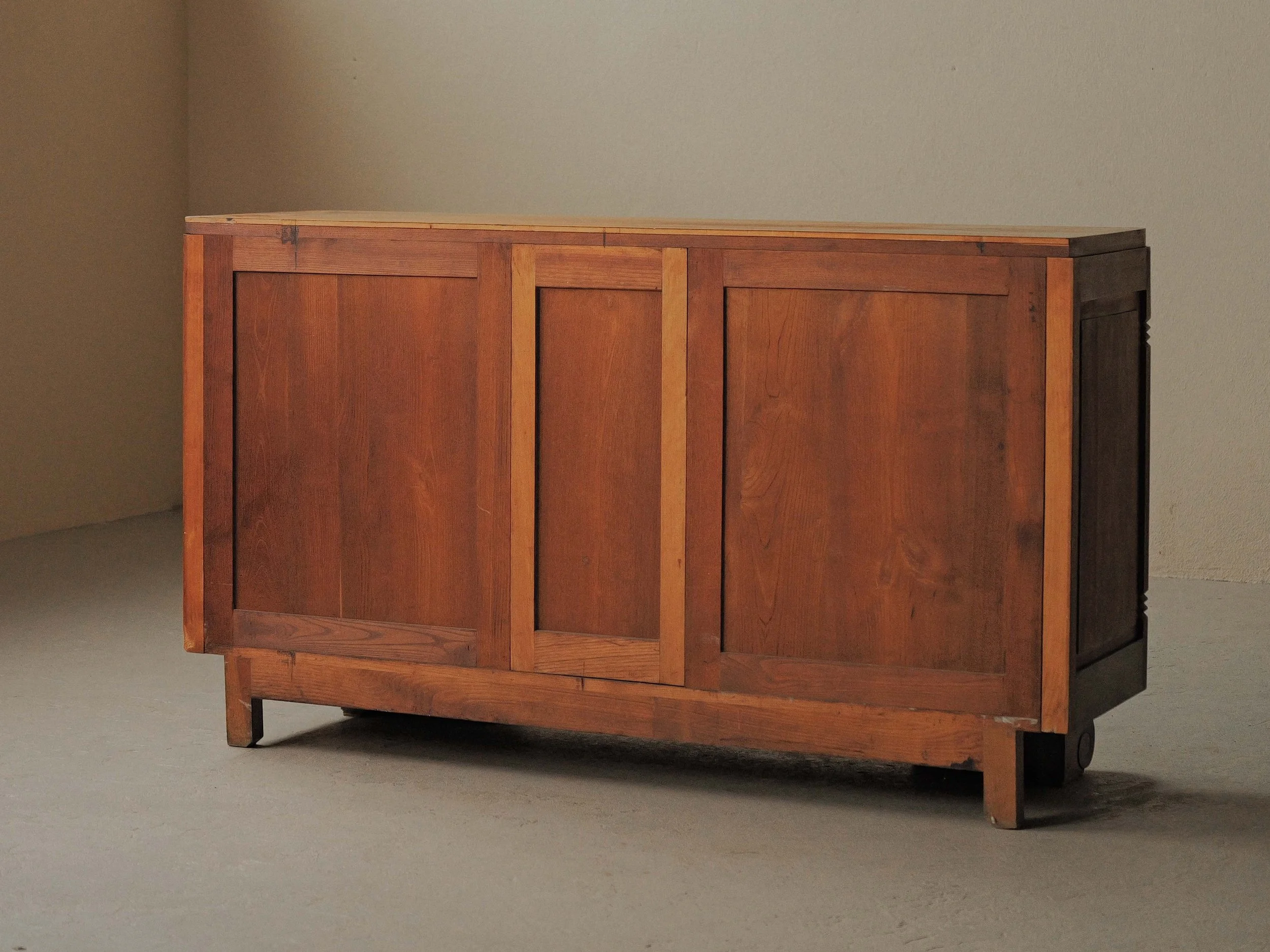 20260609M1-Buffet-de-style-art-deco-moderniste-en-noyer-et-placage-de-noyer-France-Circa-1940-16.jpg