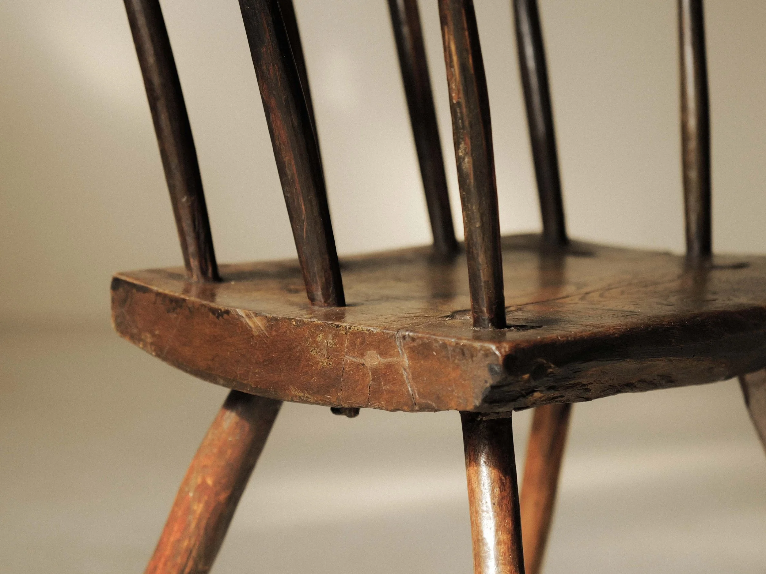 20260908A1-fauteuil-britannique-en-bois-massif-art-populaire-19-eme-siecle-17.jpg