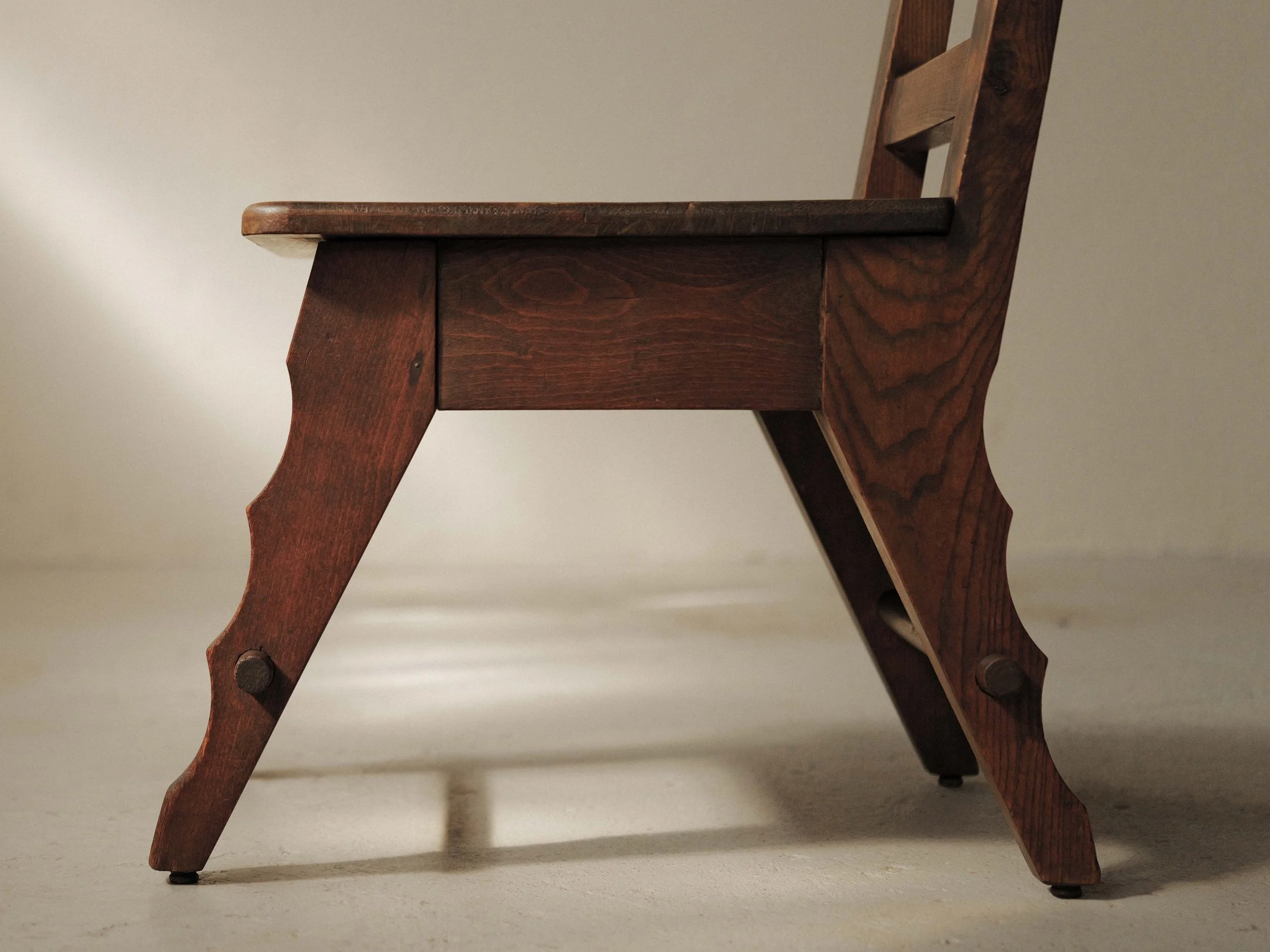 20260908A2-paire-de-chaises-d-appoint-artisanale-en-chene-massif-France-vers-1940-16.jpg