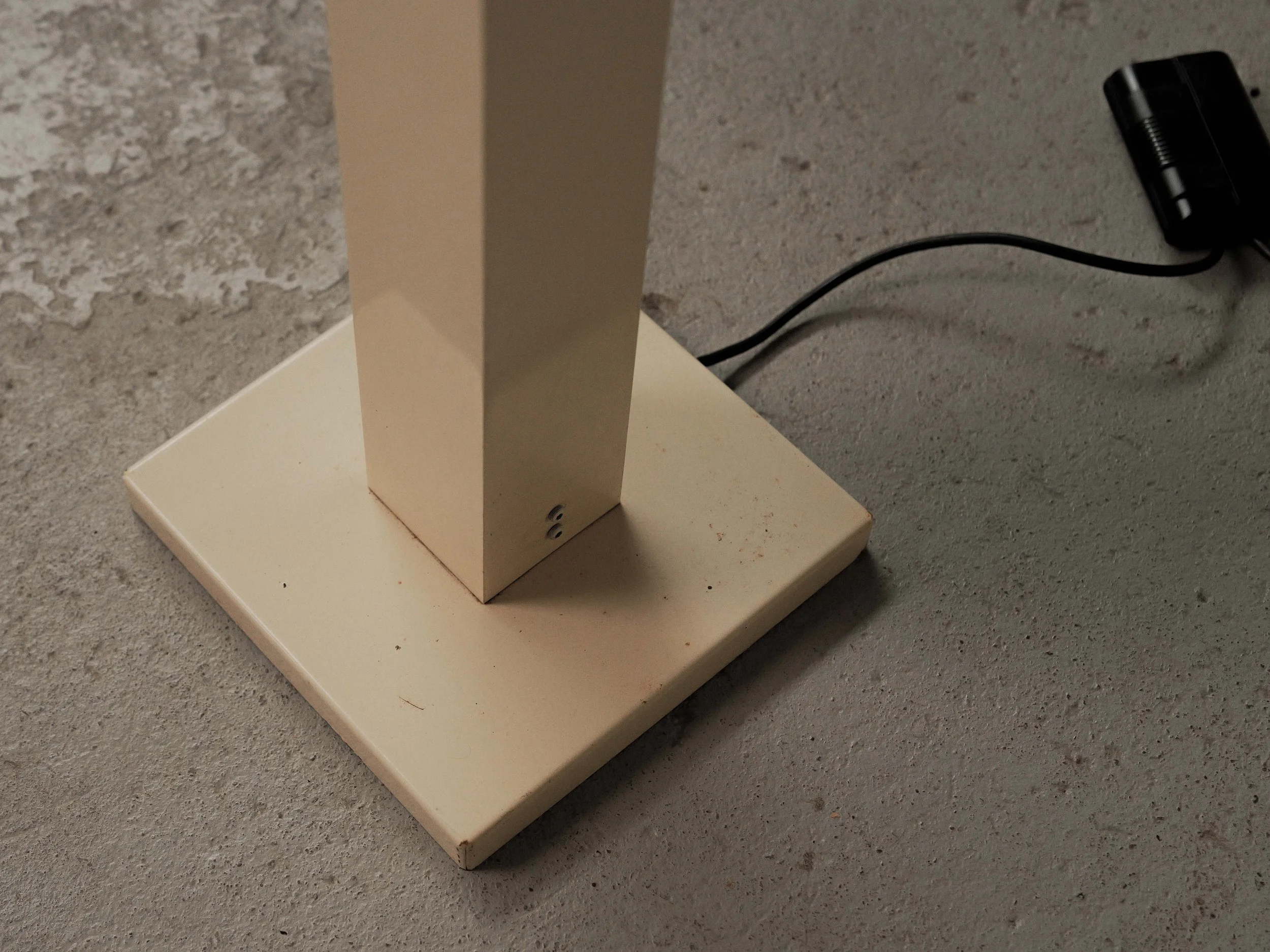 20260921L-lampadaire-minimaliste-et-geometrique-radical-design-couleur-creme-halogene-vers-1980-9.jpg