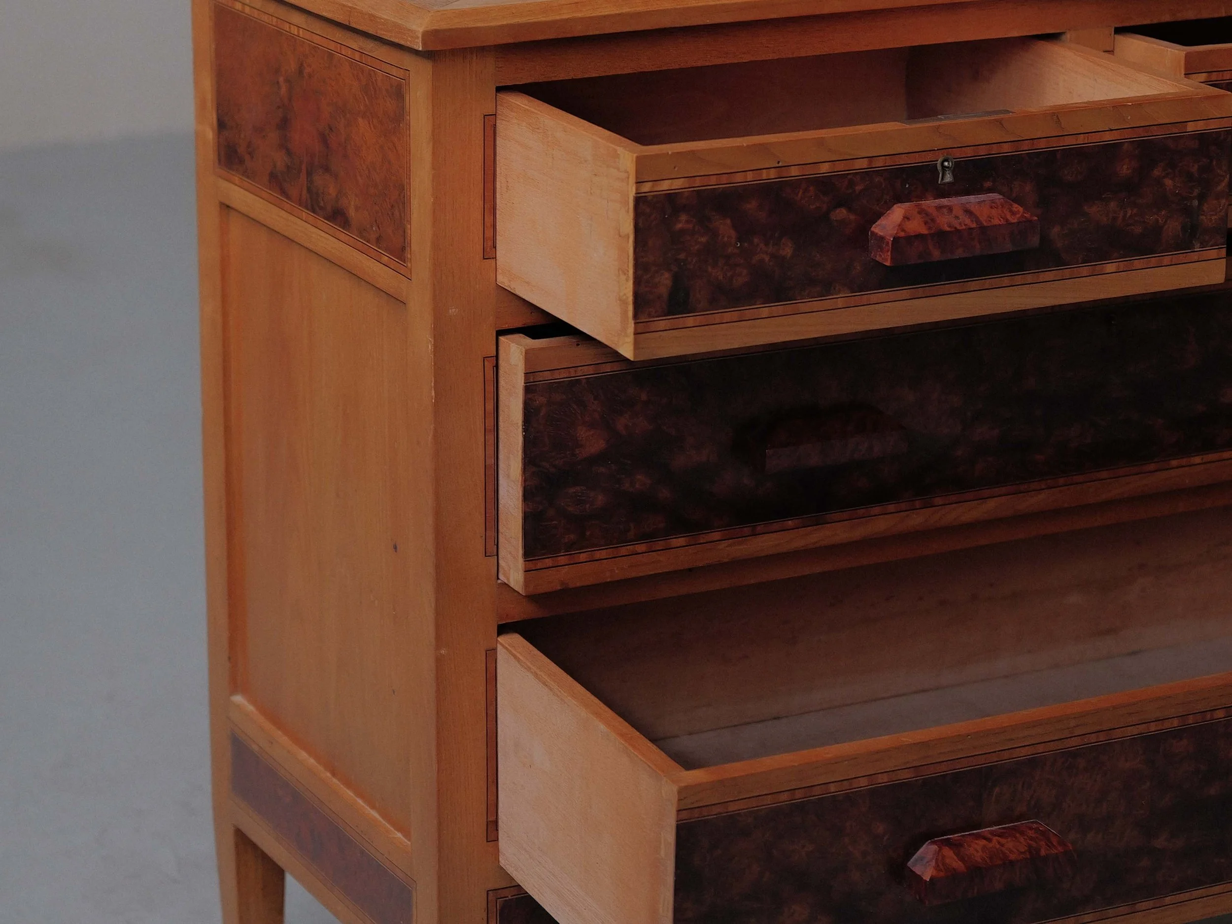 20260120M-commode-artisanale-chene-massif-et-marqueterie-France-1950-5.jpg