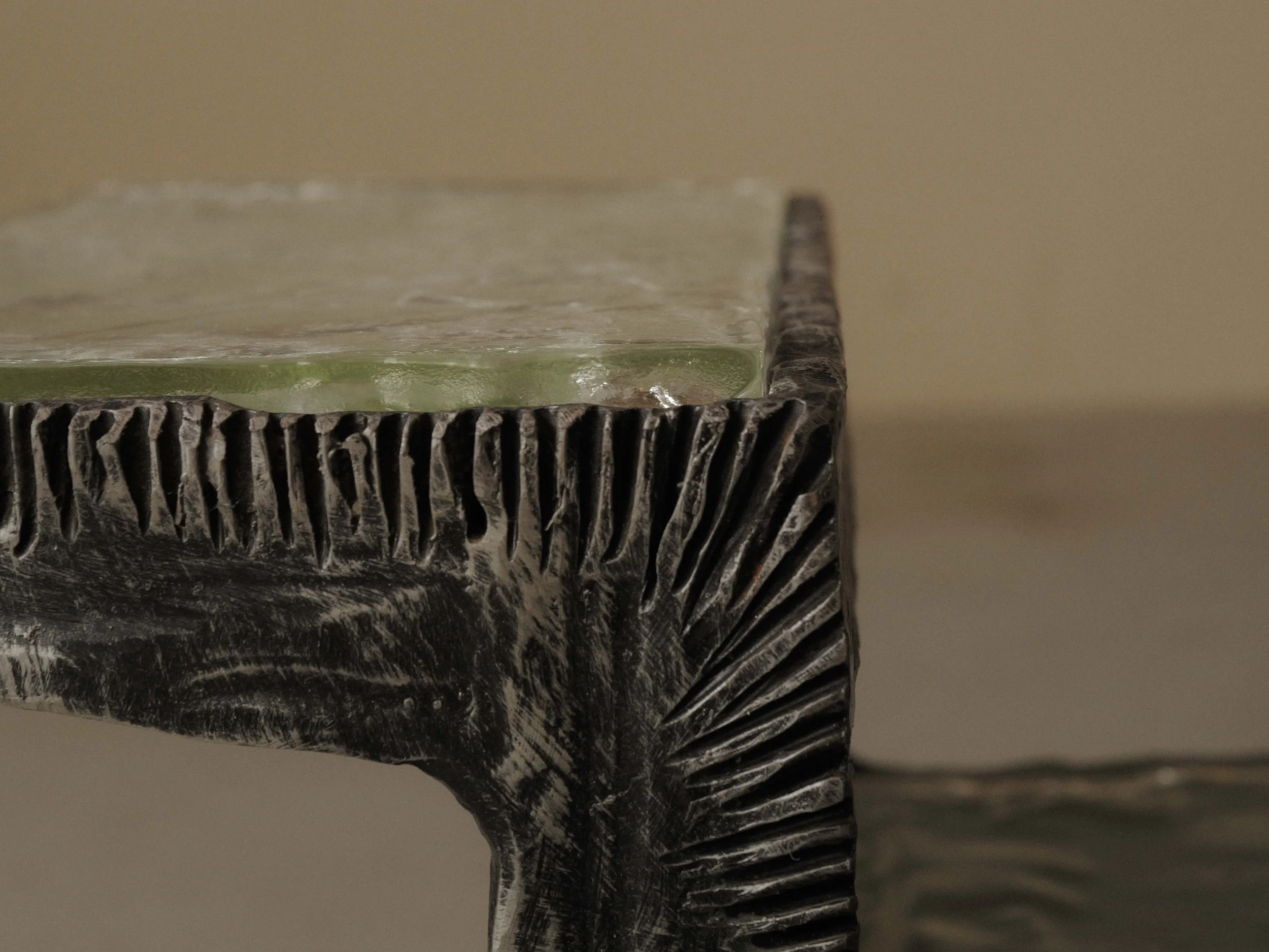 20260630T-table-d-appoint-brutaliste-en-fer-forge-et-dalles-de-verre-eclairante-5.jpg