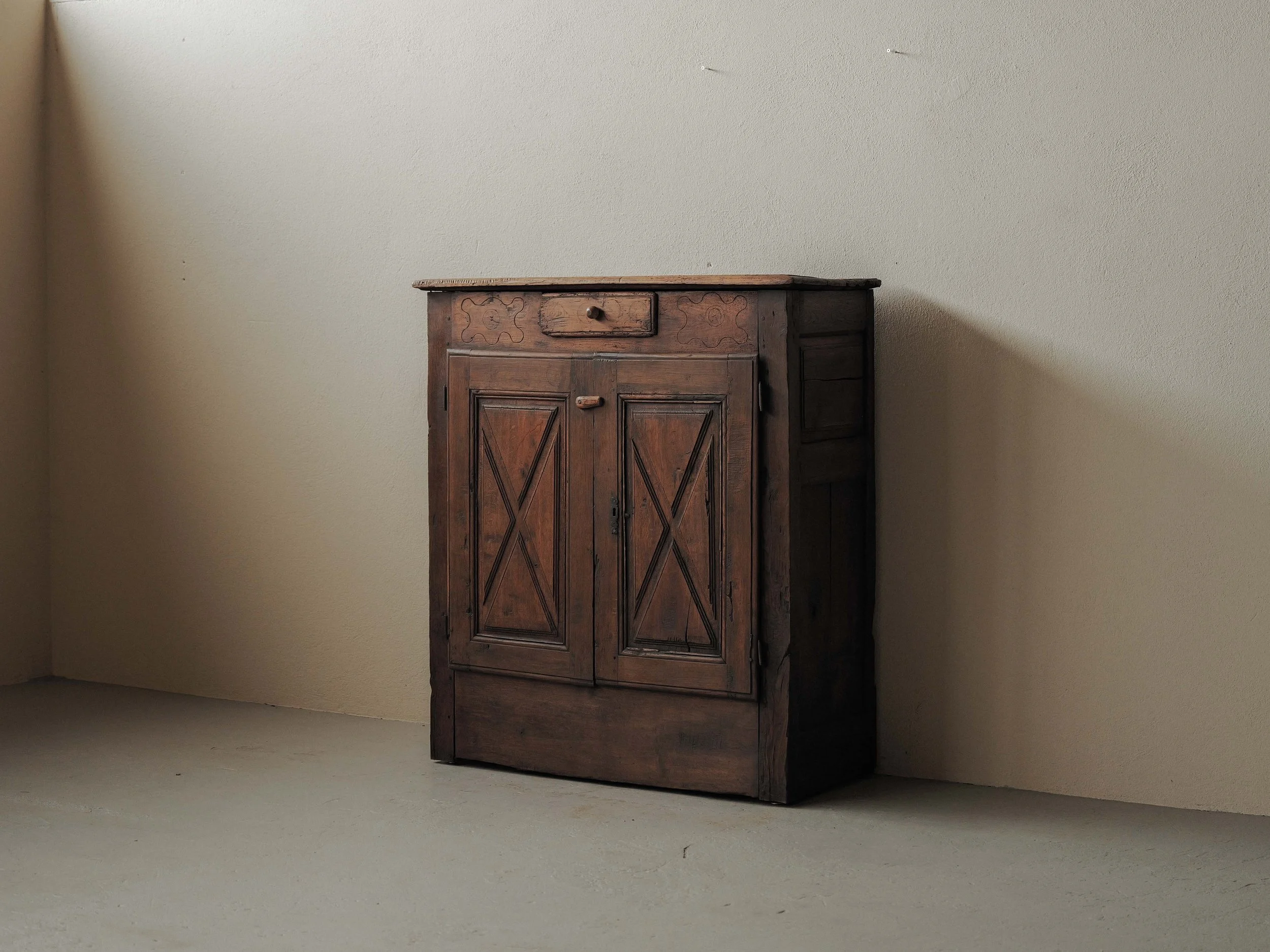 20260417M-meuble-paysan-deux-portes-art-populaire-Aveyron-Aubrac-19eme-siecle-23.jpg