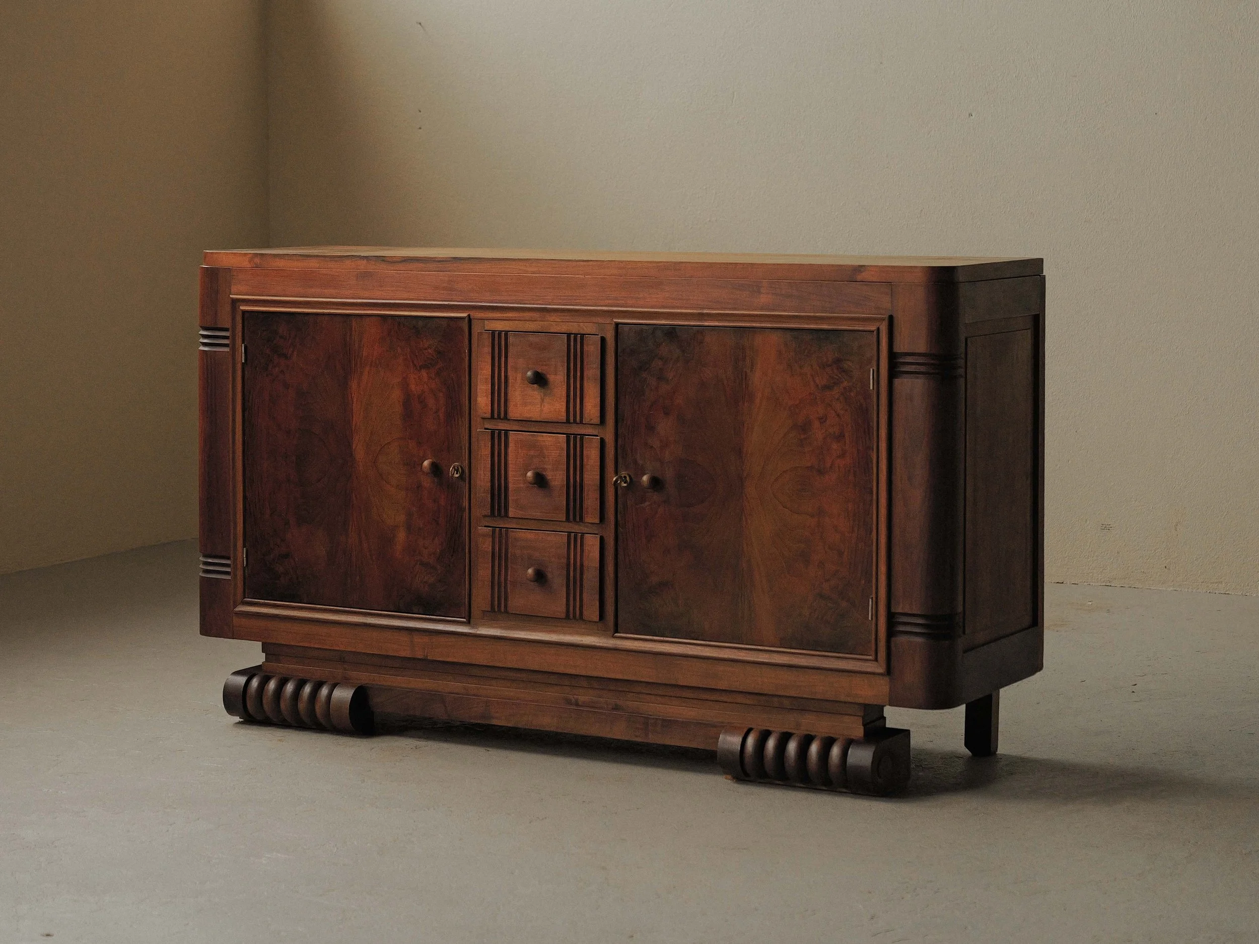 20260609M1-Buffet-de-style-art-deco-moderniste-en-noyer-et-placage-de-noyer-France-Circa-1940.jpg