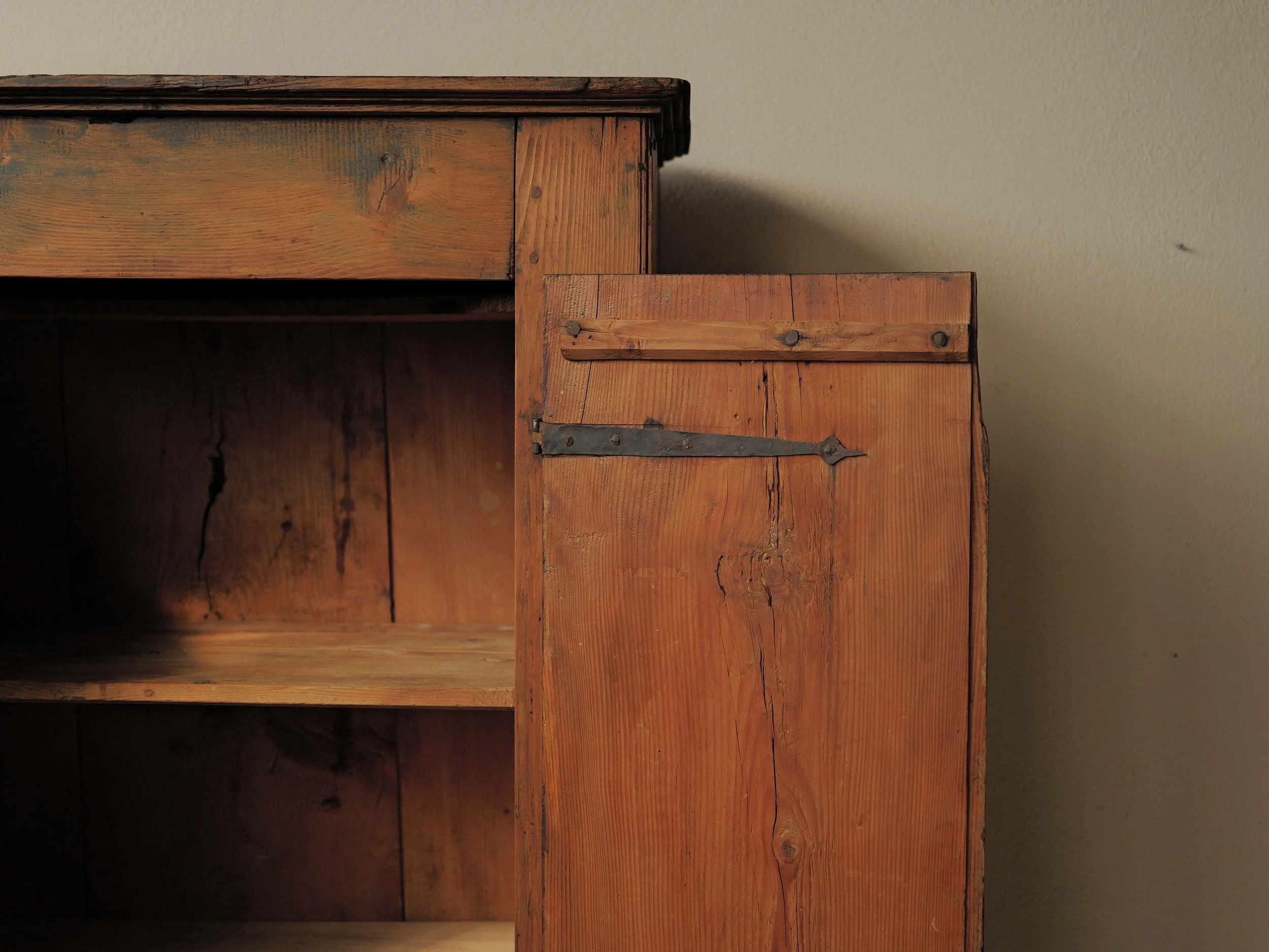 20260402M1-Armoire-alpine-en-pin-massif-art-populaire-savoie-18eme-siecle-4.jpg