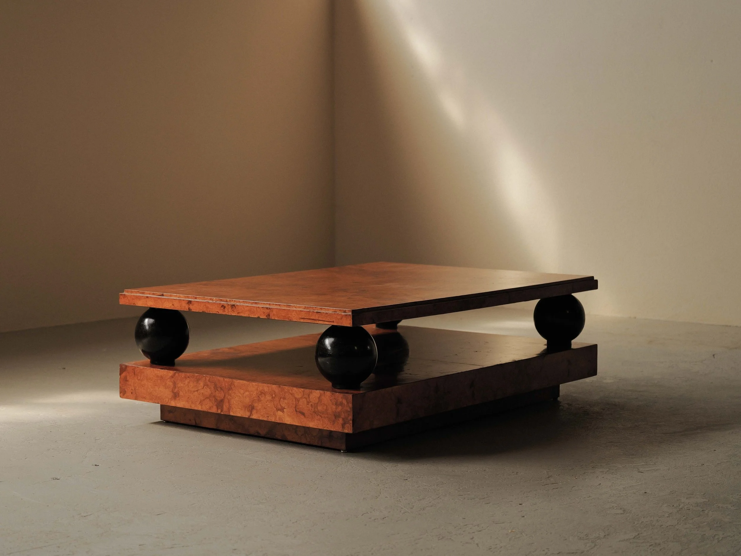 Grande table basse en placage de loupe d’orme, circa 1970