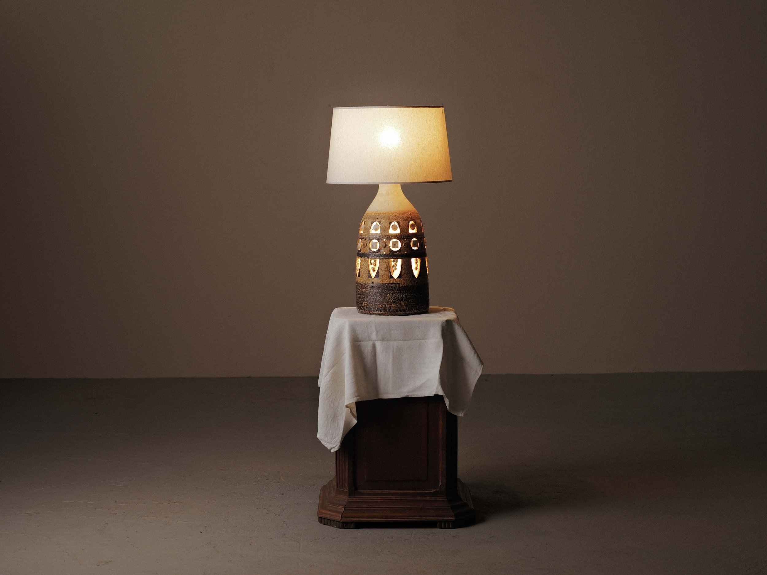20260429L-lampe-de-table-a-double-eclairage-en-ceramique-emaillee-par-George-Pelletier-vers-1970.jpg