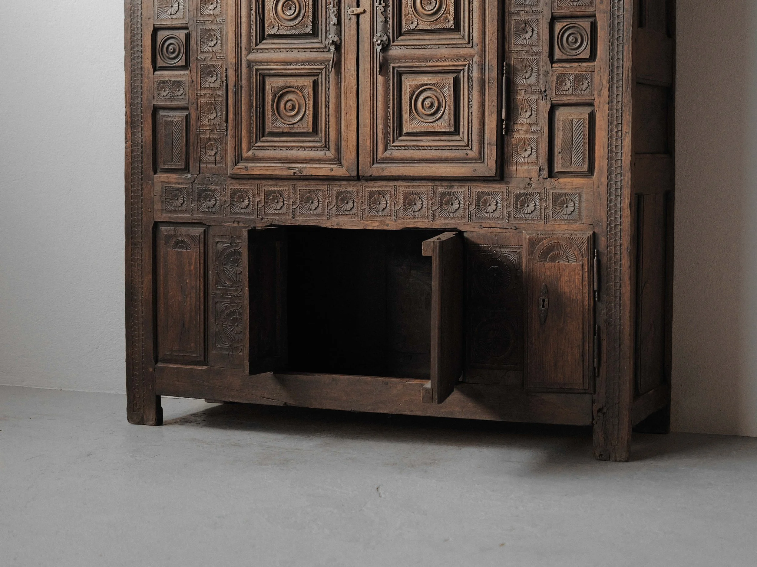 20260923M2-Armoire-coffre-en-chene-massif-entierement-sculptee-art-populaire-basque-19eme-siecle-17.jpg
