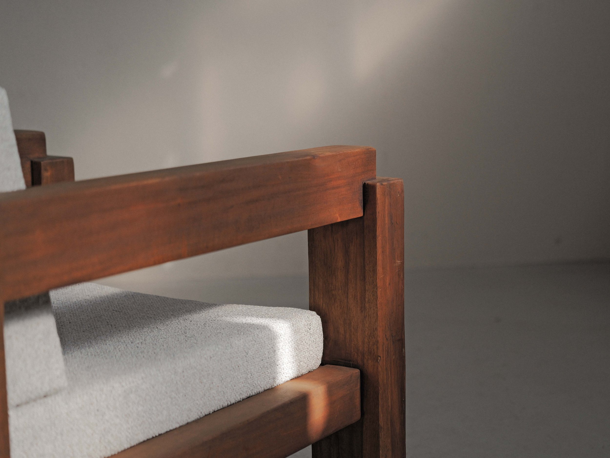 20260531A-fauteuil-artisanal-ou-d-architecte-bois-massif-et-tissu-travail-des-annees-80-90-13.jpg