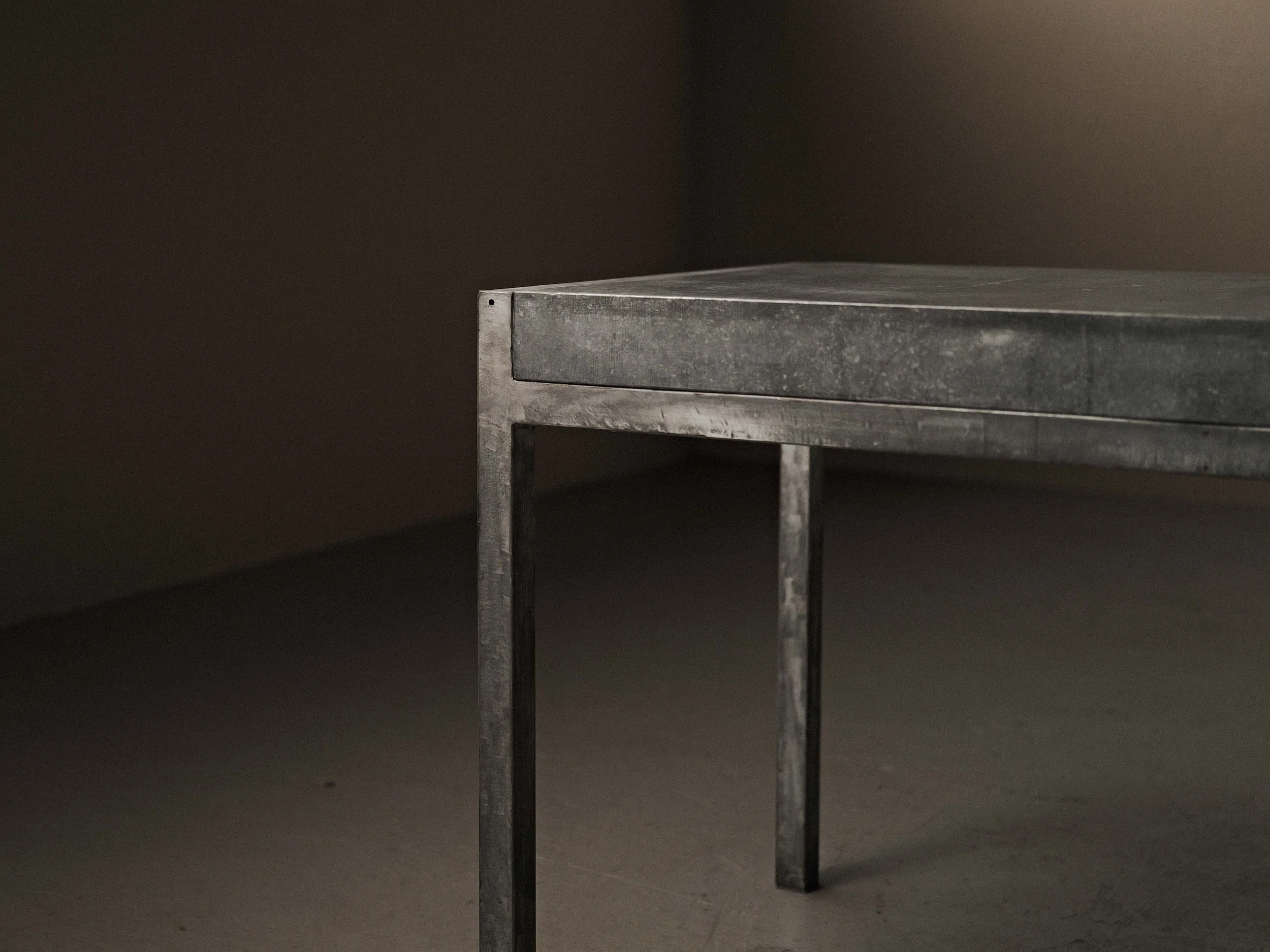 20260210T3-table-ou-bureau-artisanale-en-acier-galvanisé-et-zinc-vers-1980-11.jpg