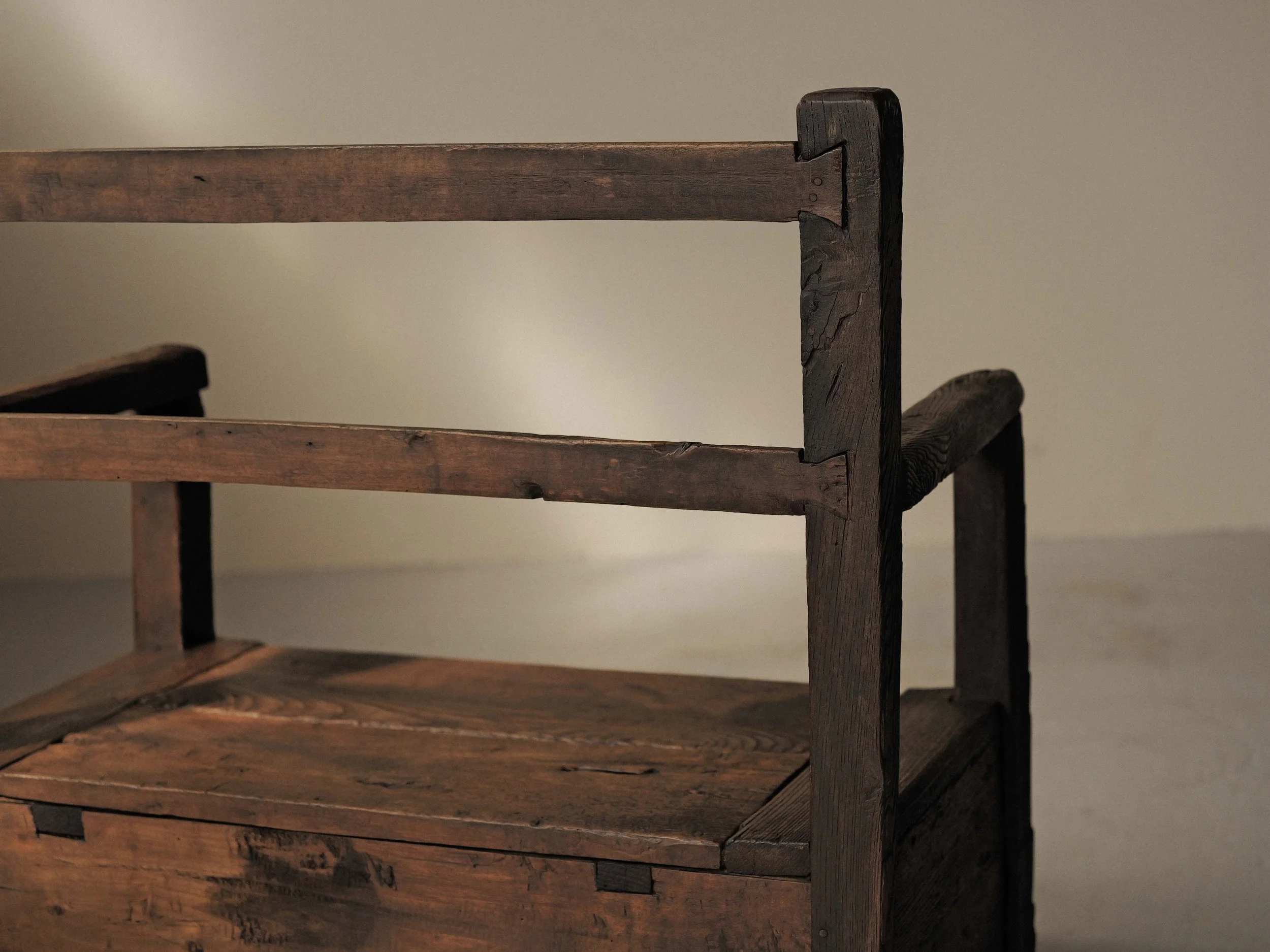 20260402A1-banc-coffre-de-cheminee-cantou-en-bois-massif-art-populaire-cevennes-19-eme-siecle-15.jpg