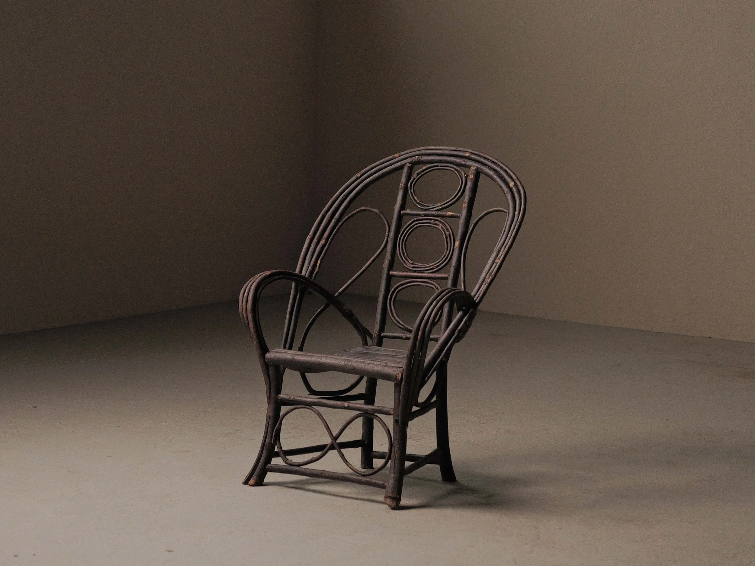 20261014A-Fauteuil-sculptural-en-branche-de-noisetier-artisanal-travail-populaire-auvergne-vers-1900-19.jpg