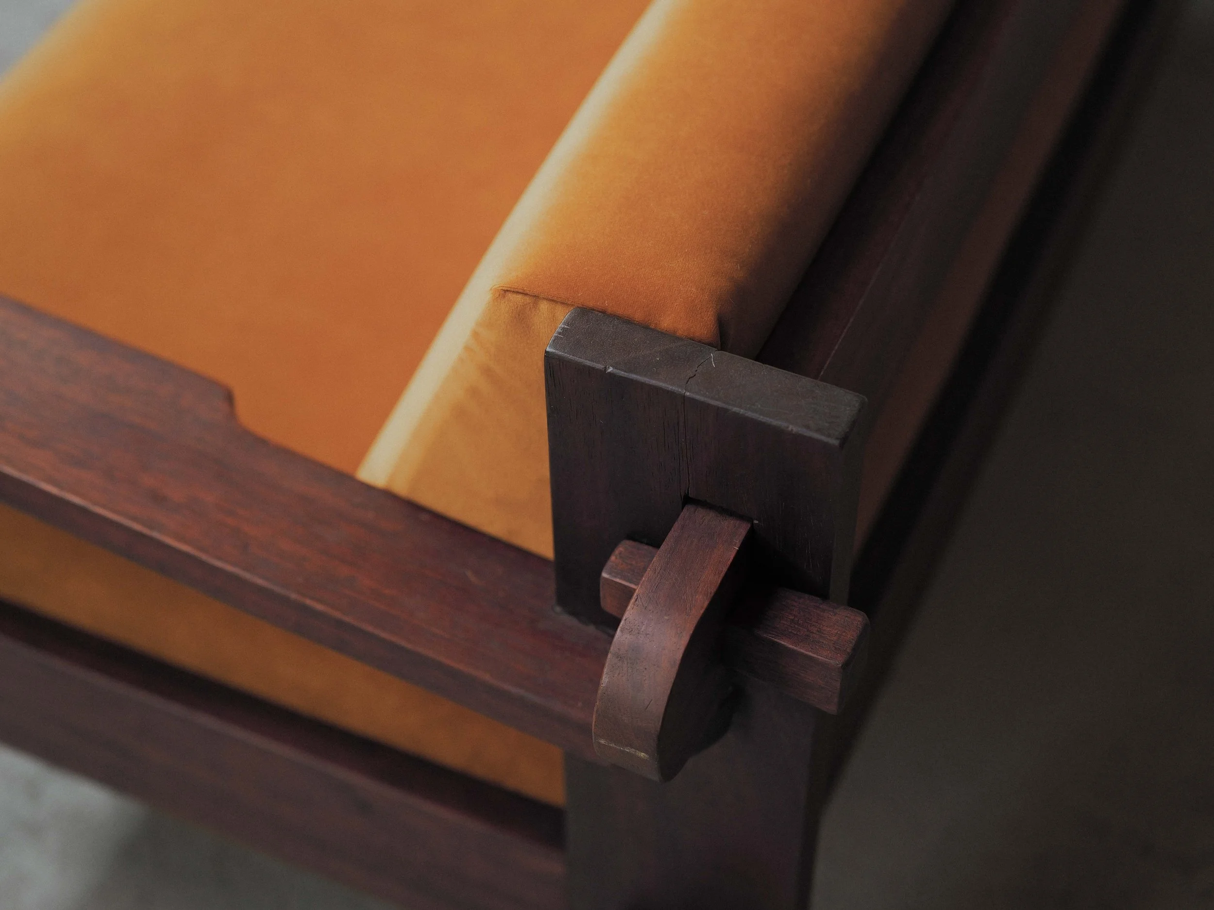 20260414A3-Banquette-artisanale-travail-d-architecte-bois-massif-tissu-moutarde-circa-1970-9.jpg
