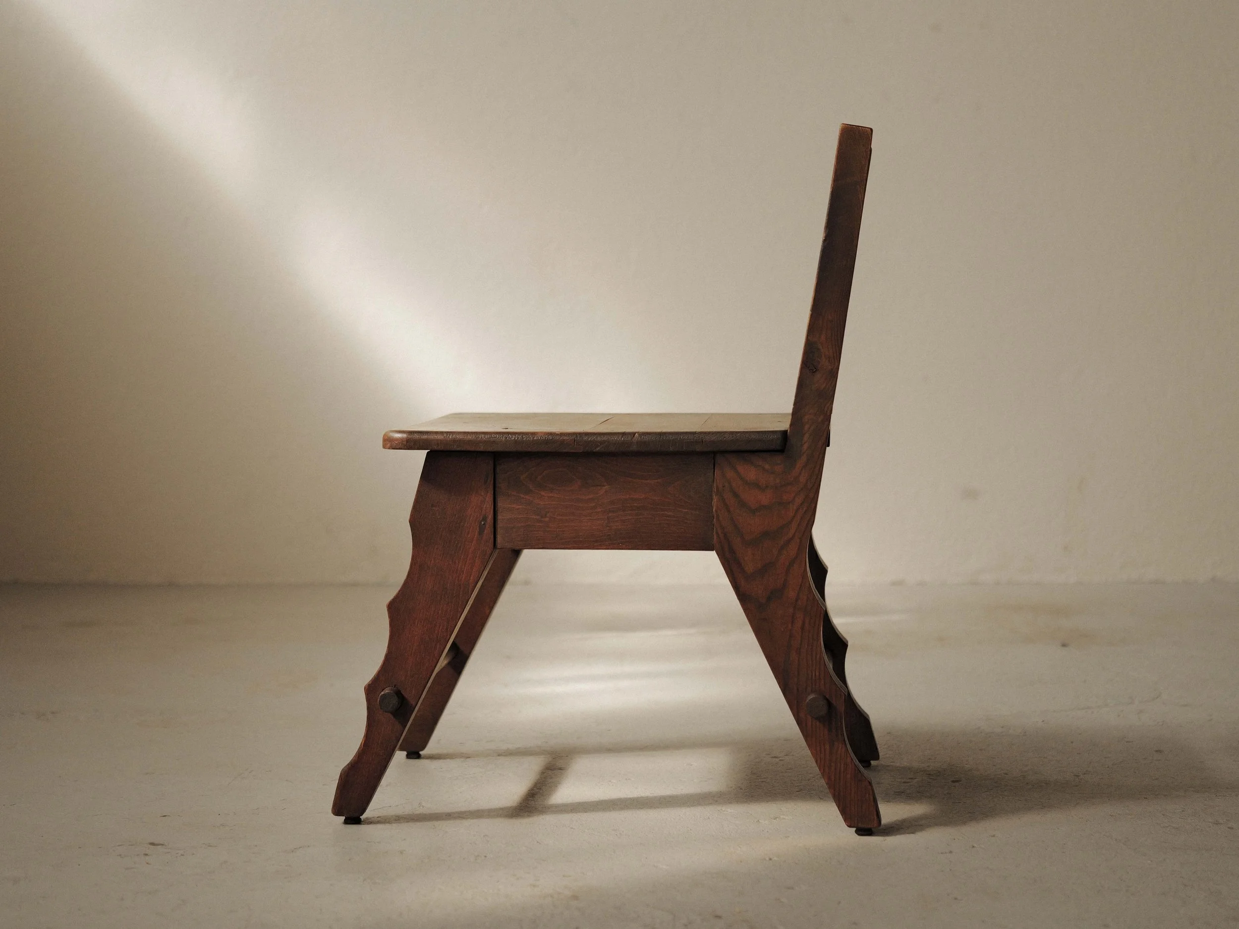 20260908A2-paire-de-chaises-d-appoint-artisanale-en-chene-massif-France-vers-1940-17.jpg