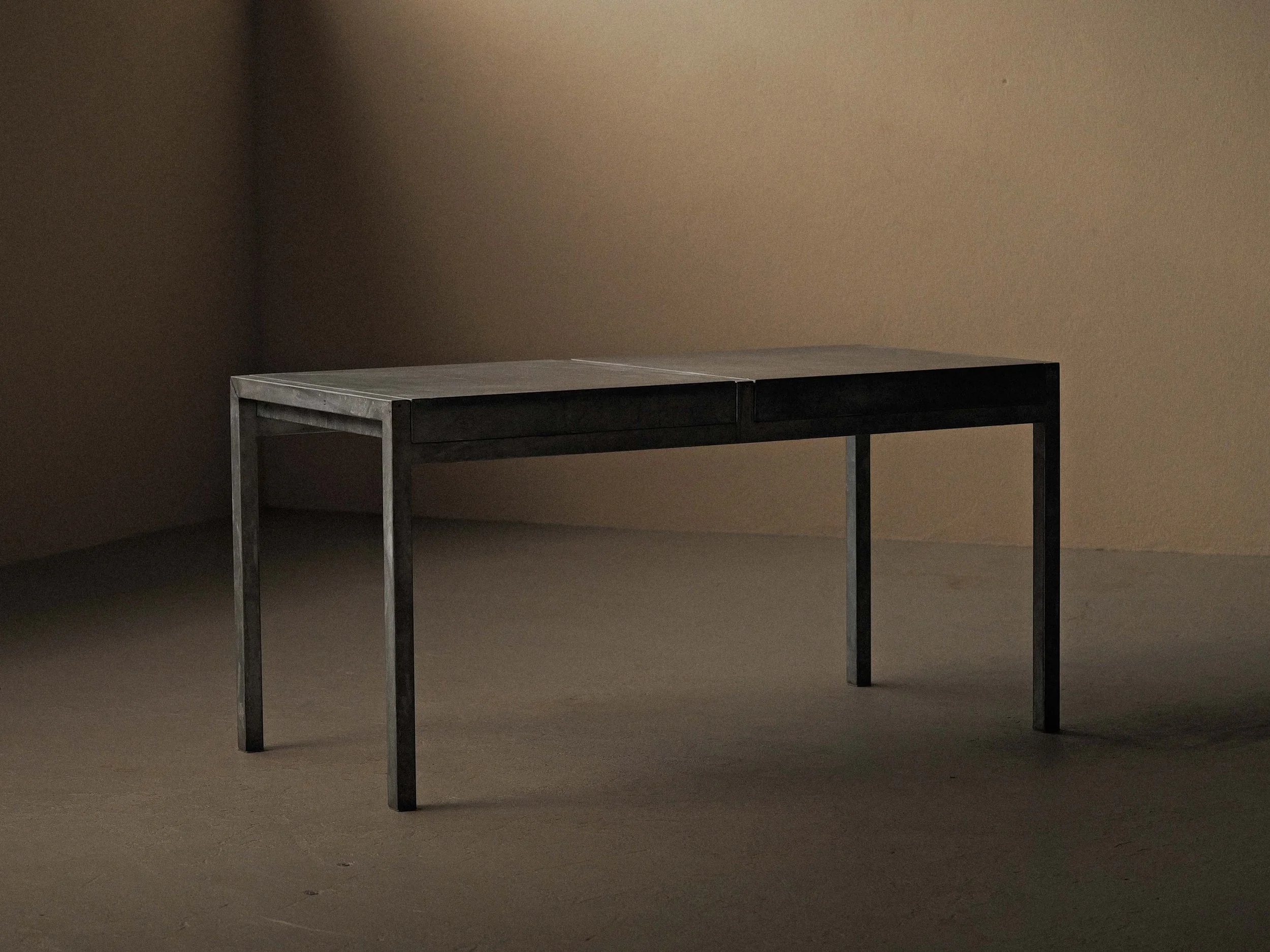 20260210T3-table-ou-bureau-artisanale-en-acier-galvanisé-et-zinc-vers-1980-13.jpg