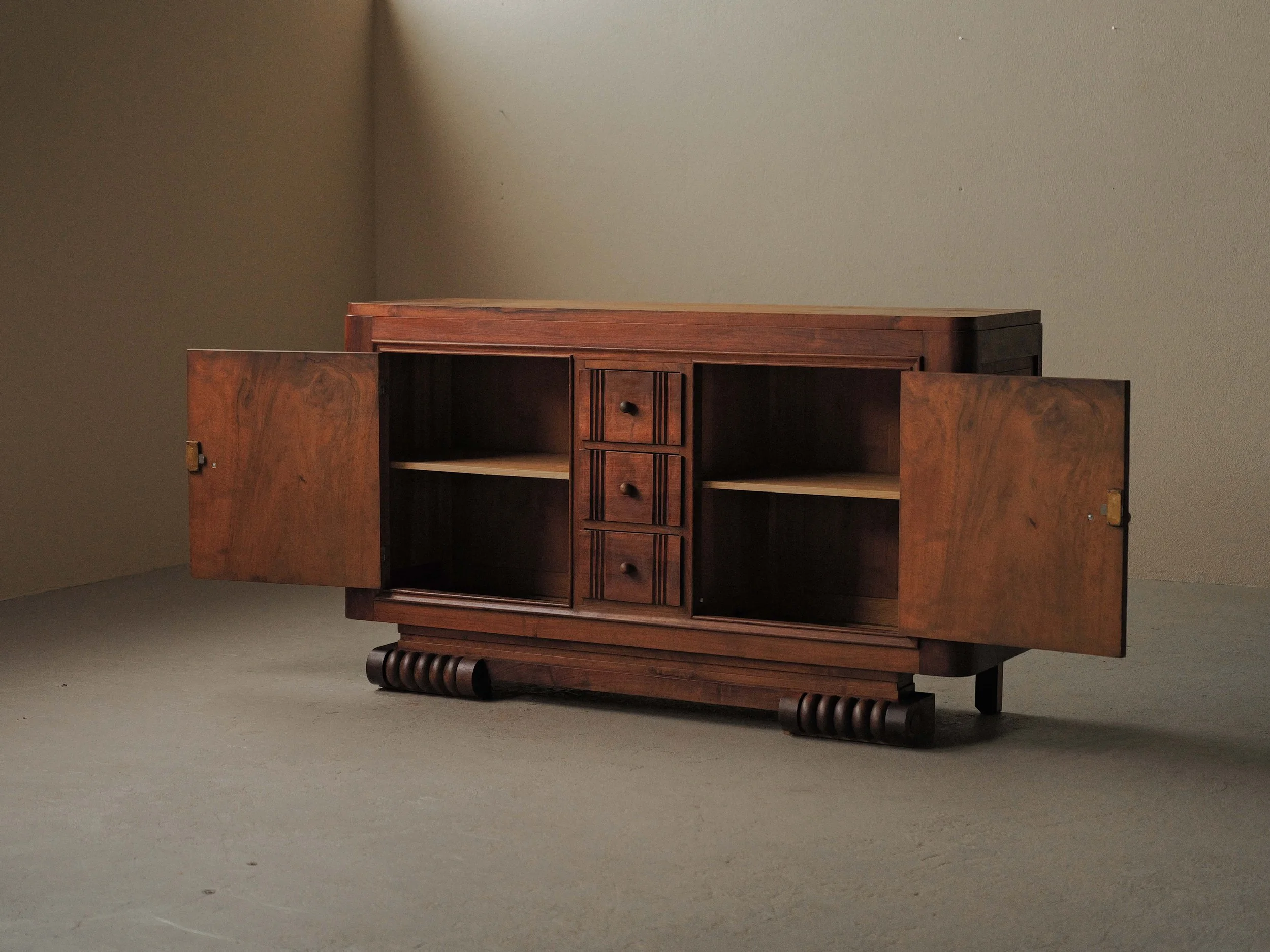20260609M1-Buffet-de-style-art-deco-moderniste-en-noyer-et-placage-de-noyer-France-Circa-1940-12.jpg