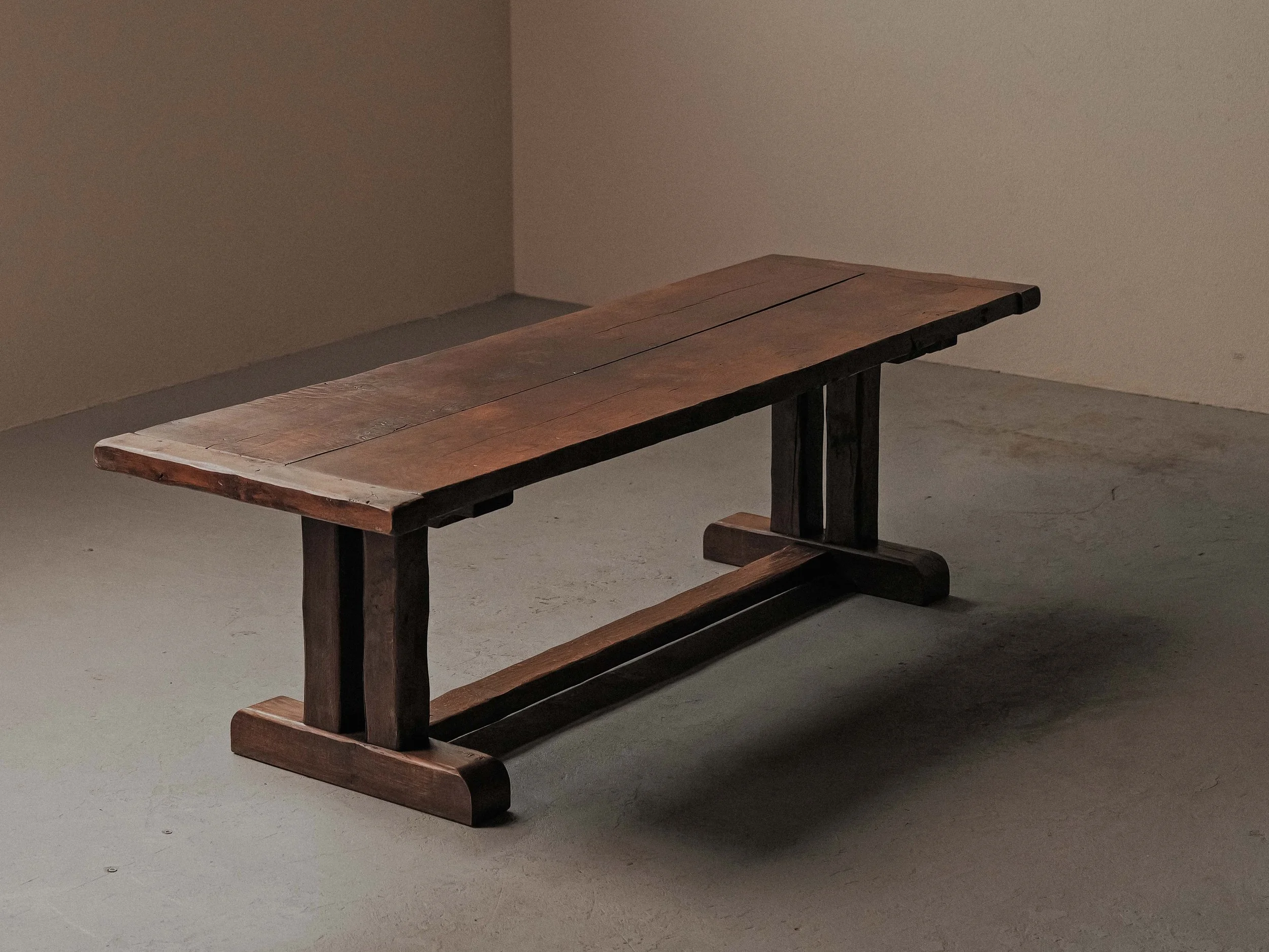 20260802T-Table-artisanale-en-chene-massif-signe-J.Mercier-Vers-1950-2.jpg
