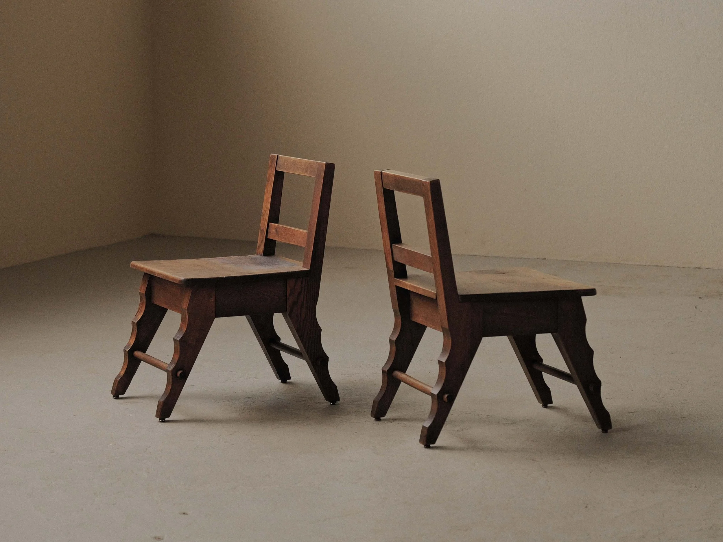 Paire de chaises d’appoint en chêne massif, vers 1940