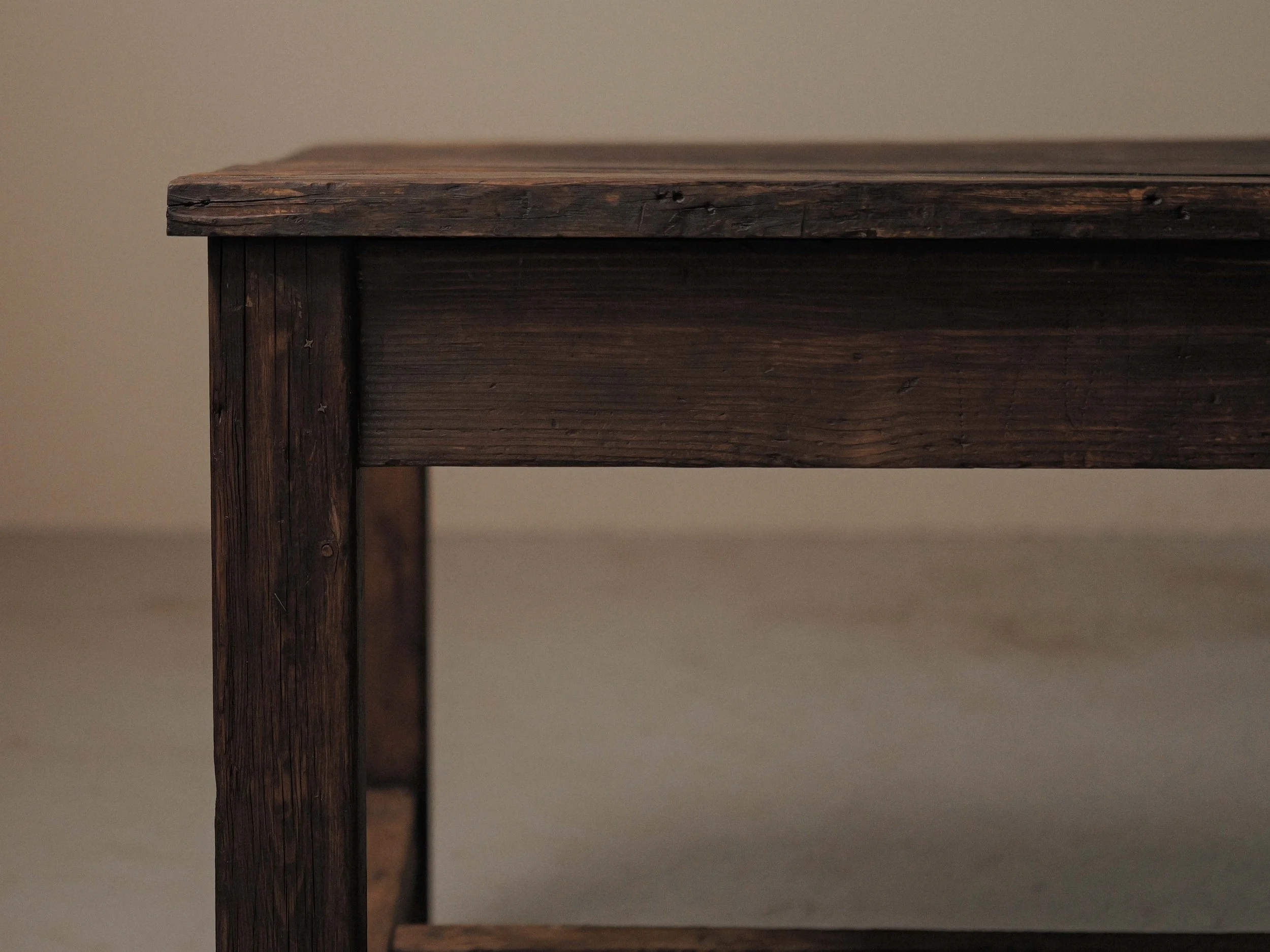 20260917T3-Table-de-ferme-en-pin-massif-travail-artisanal-debut-XXeme-siecle-5.jpg