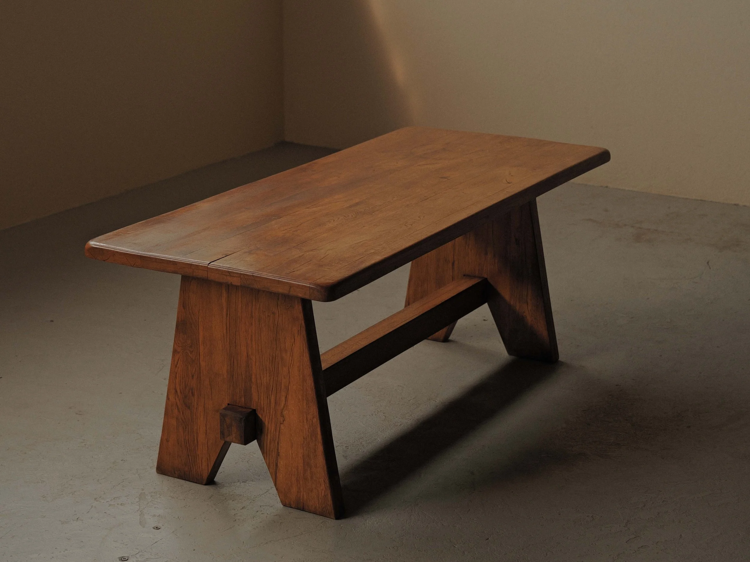 20260608T-table-de-repas-en-chene-massif-travail-artisanal-probablement-d-architecte-esprit-brutaliste-Vers-1980-2.jpg