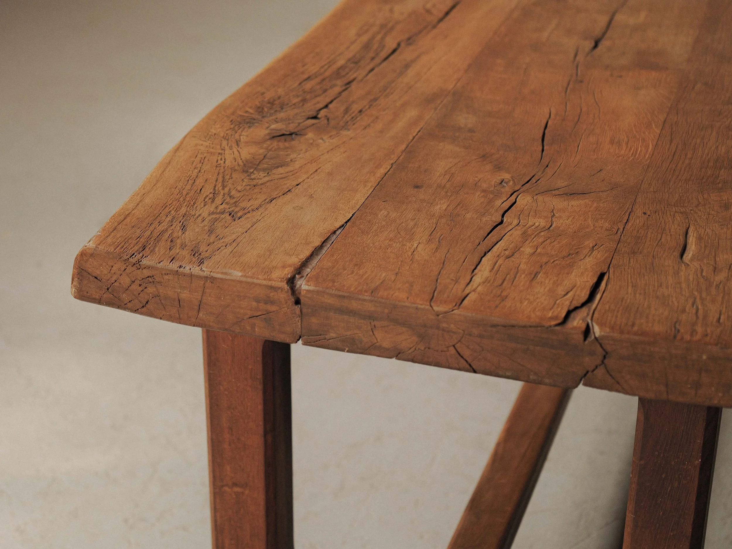 20260723T-Grande-table-artisanale-structure-en-chene-plateau-en-Orme-France-5.jpg