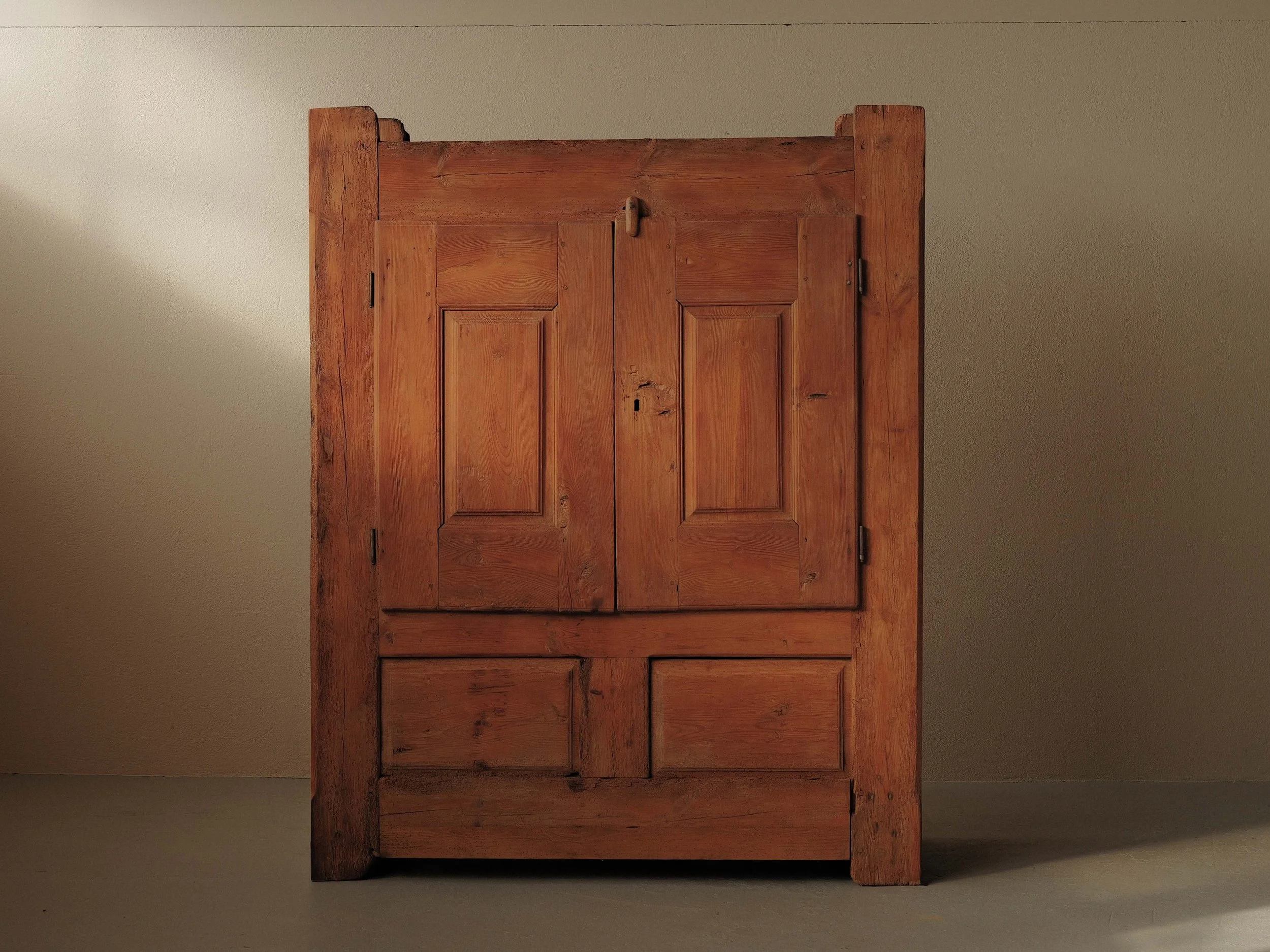 20260224M-meuble-deux-portes-en-pin-massif-dit-presse-a-lin-art-populaire-Lozere-19eme-siecle-2.jpg