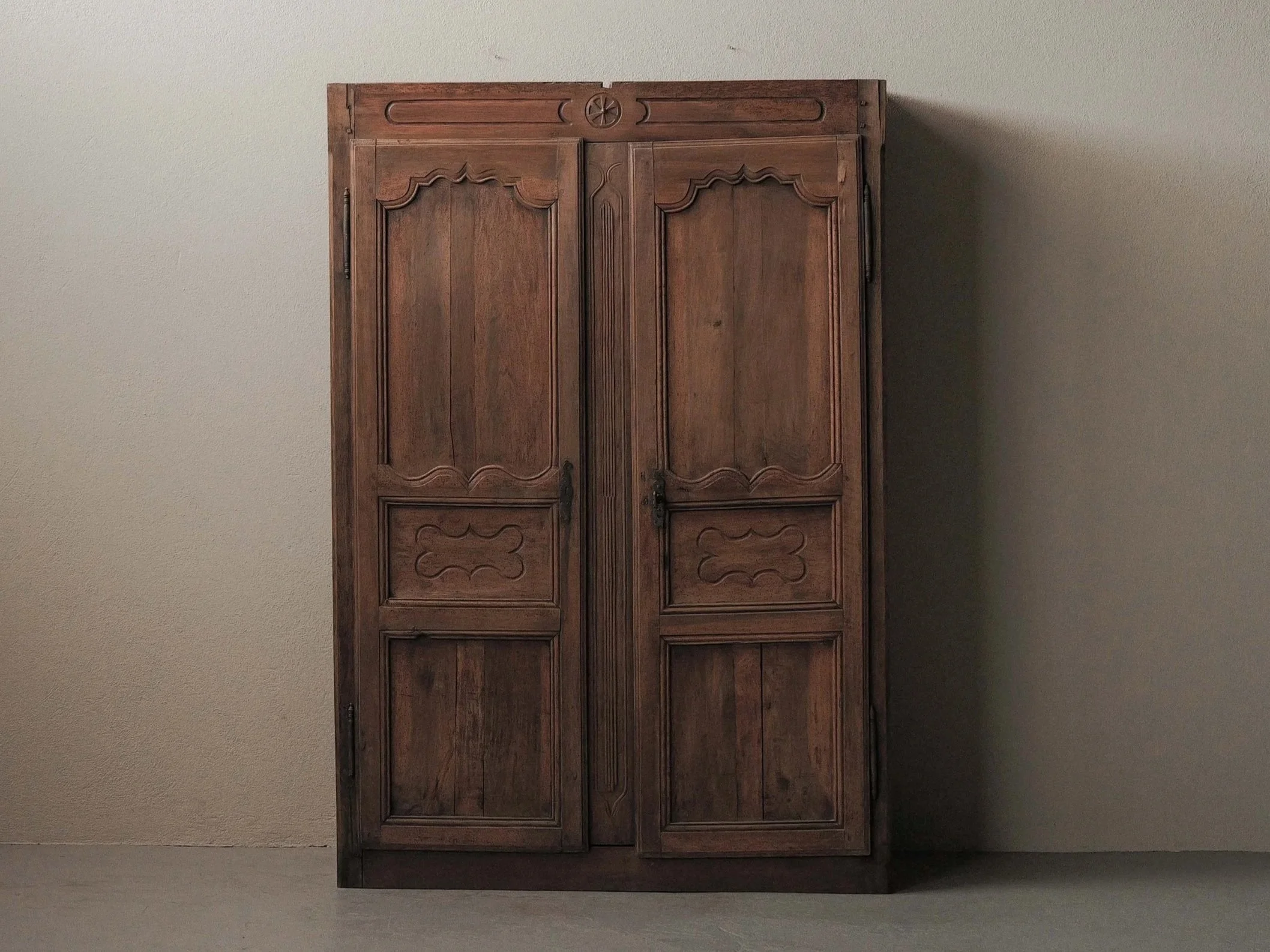 🔴 Armoire paysanne en bois massif, Auvergne, XIXe siècle