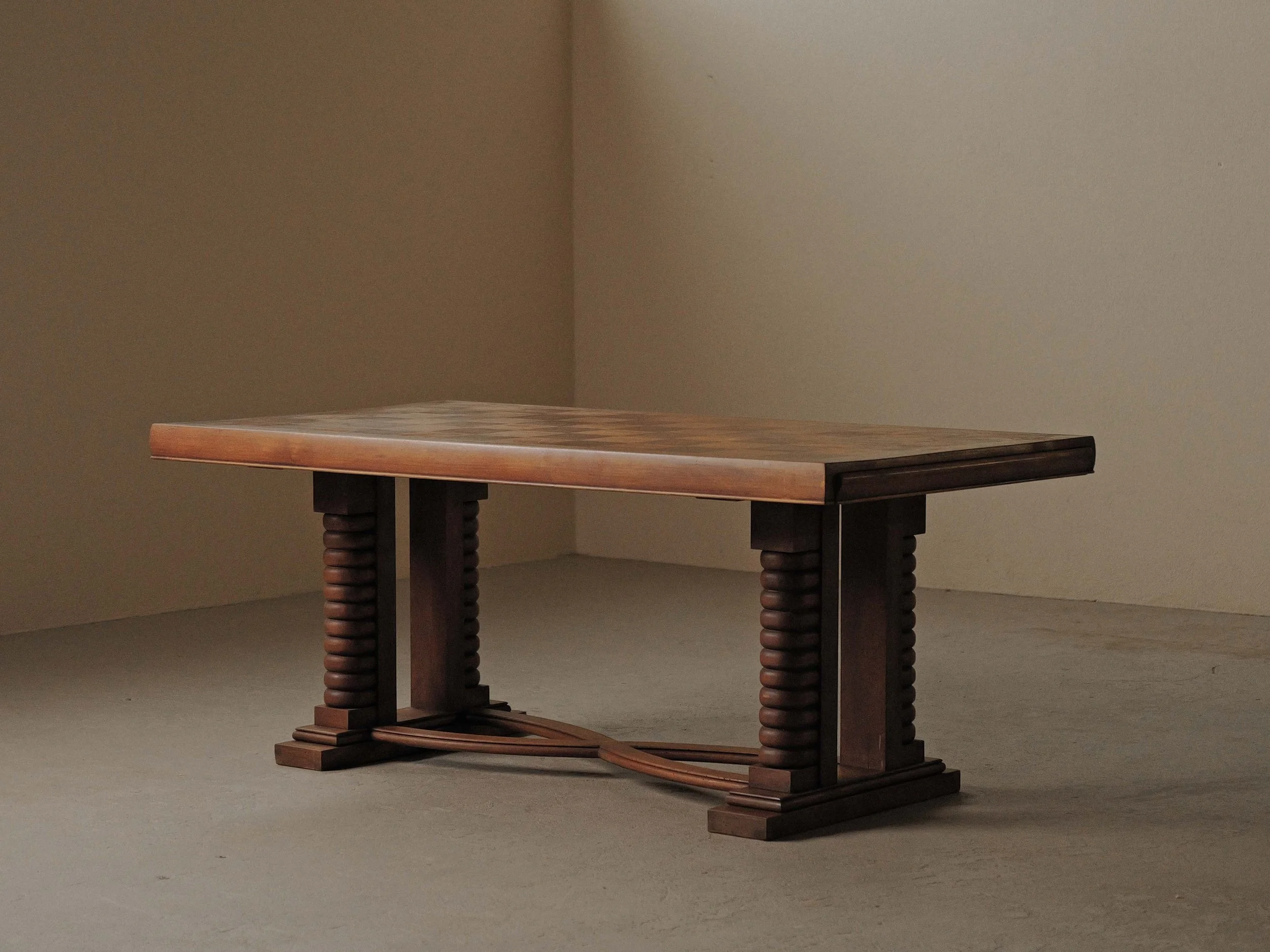 20260907T-table-en-chene-pieds-sculptes-plateau-marqueterie-france-vers-1940-12.jpg