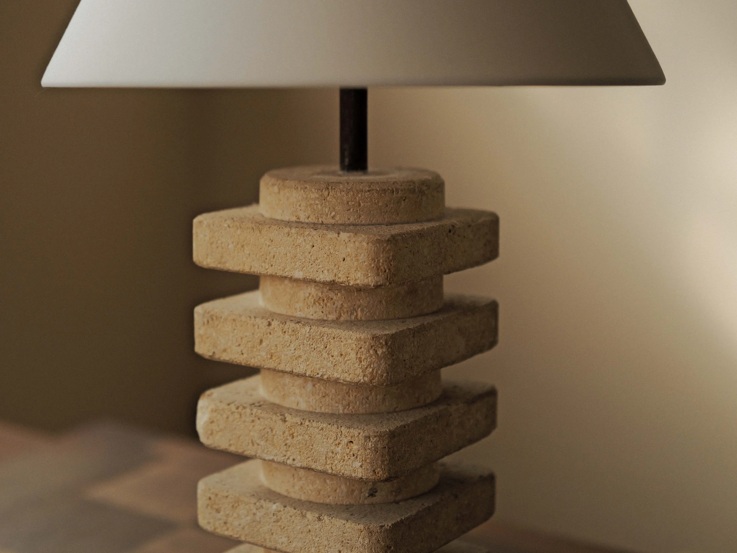 20251204L2-lampe-artisanale-en-pierre-calcaire-Travail-francais-vers-1970-3.jpg