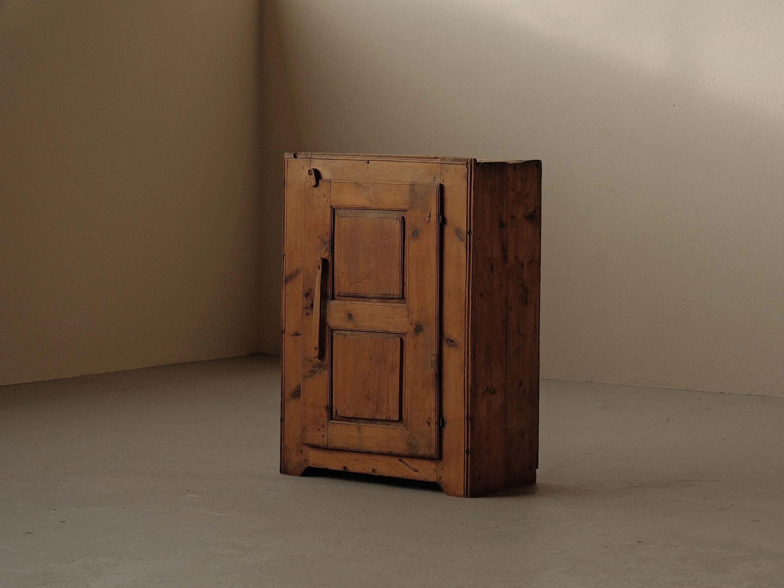 Meuble alpin en mélèze massif, Savoie XIXᵉ siècle