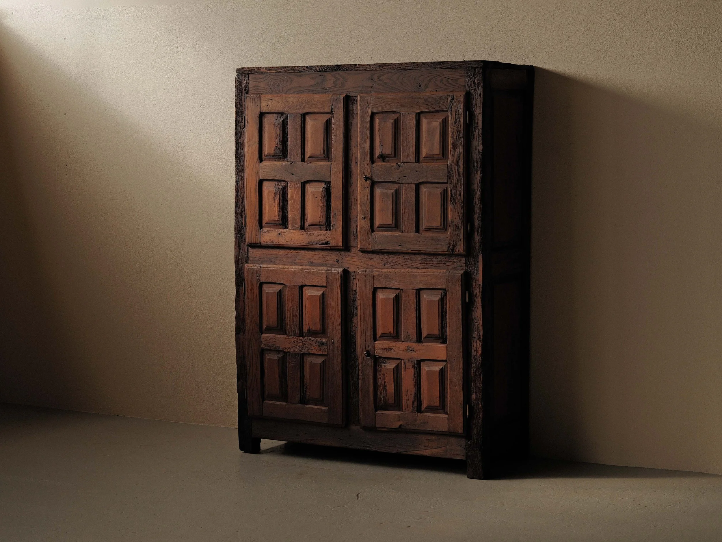 Meuble quatre portes en bois massif, XVIIIᵉ siècle