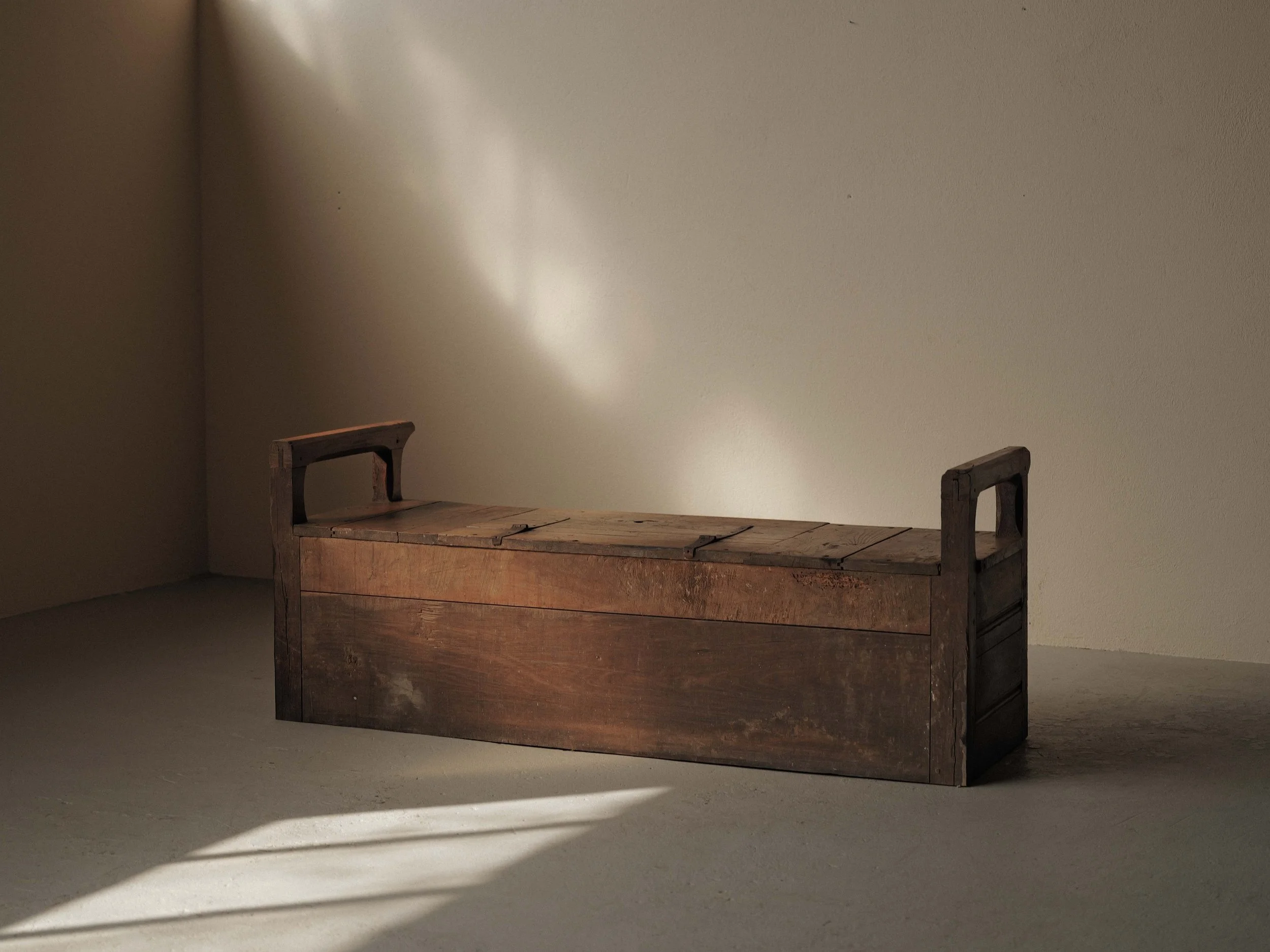 20260323A2-banc-coffre-archebanc-bois-massif-art-populaire-cantal-auvergne-18eme-siecle-17.jpg
