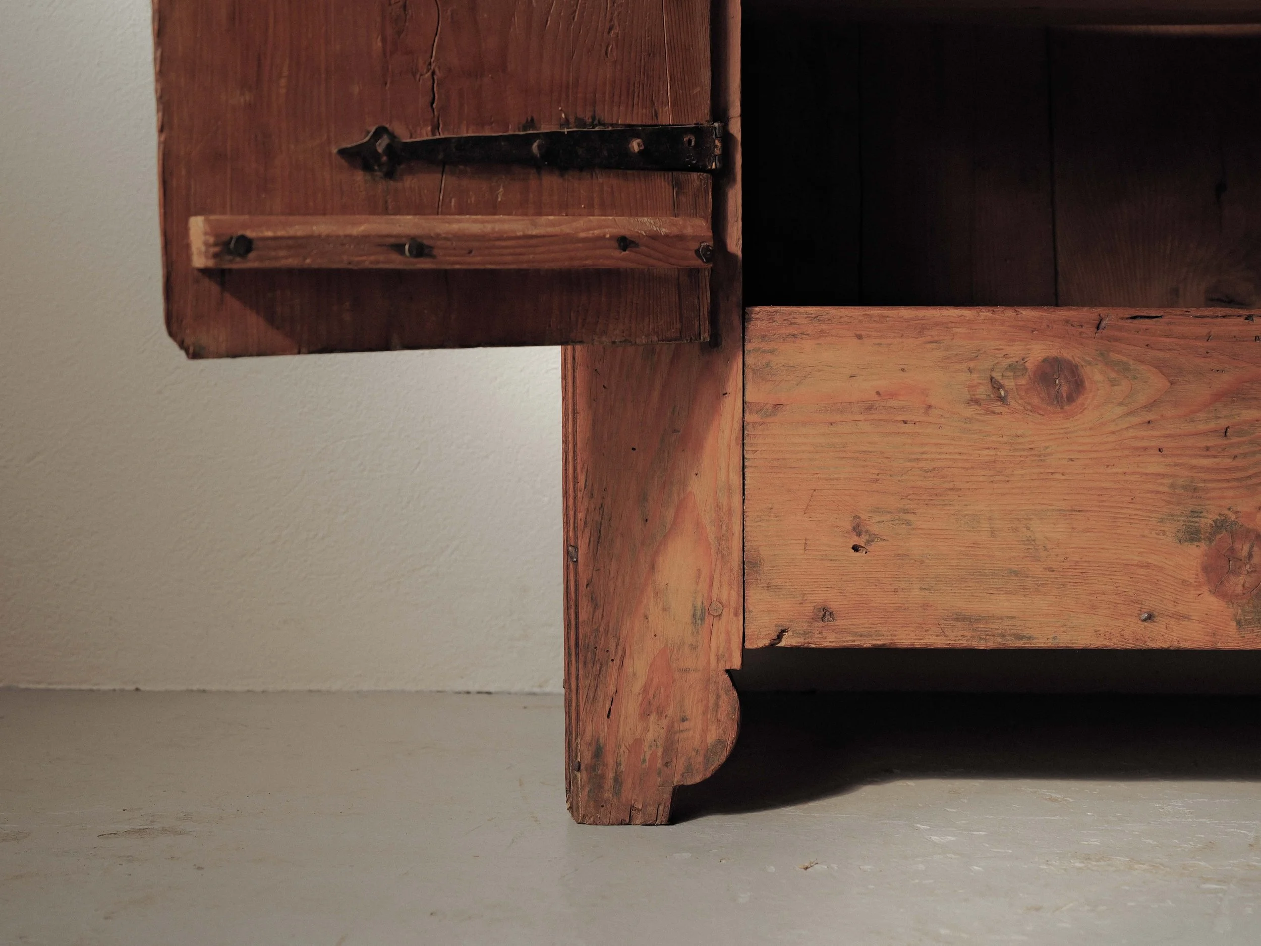 20260402M1-Armoire-alpine-en-pin-massif-art-populaire-savoie-18eme-siecle-13.jpg