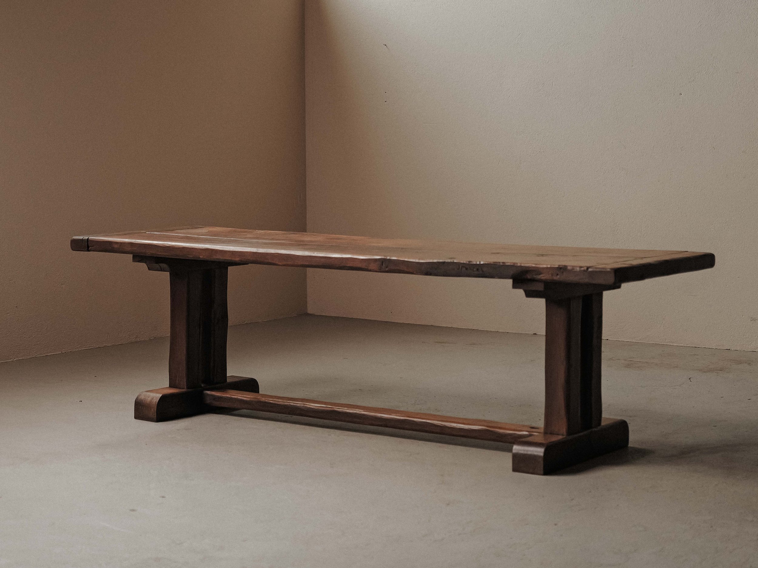 20260802T-Table-artisanale-en-chene-massif-signe-J.Mercier-Vers-1950-22.jpg