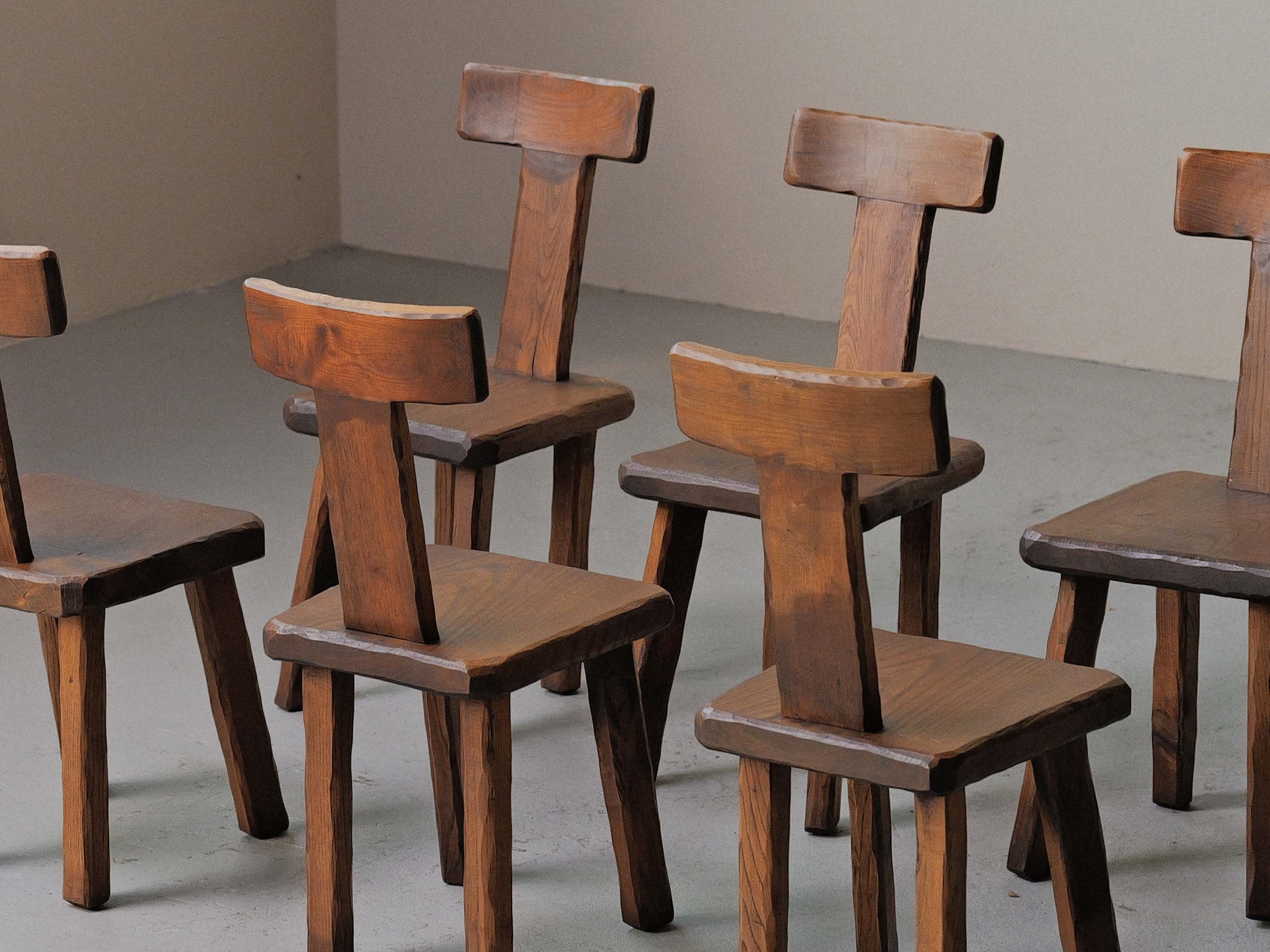 20260513A2-Ensemble-de-6-chaises-en-chataignier-massif-travail-arrtisanal-France-Circa-1970-11.jpg