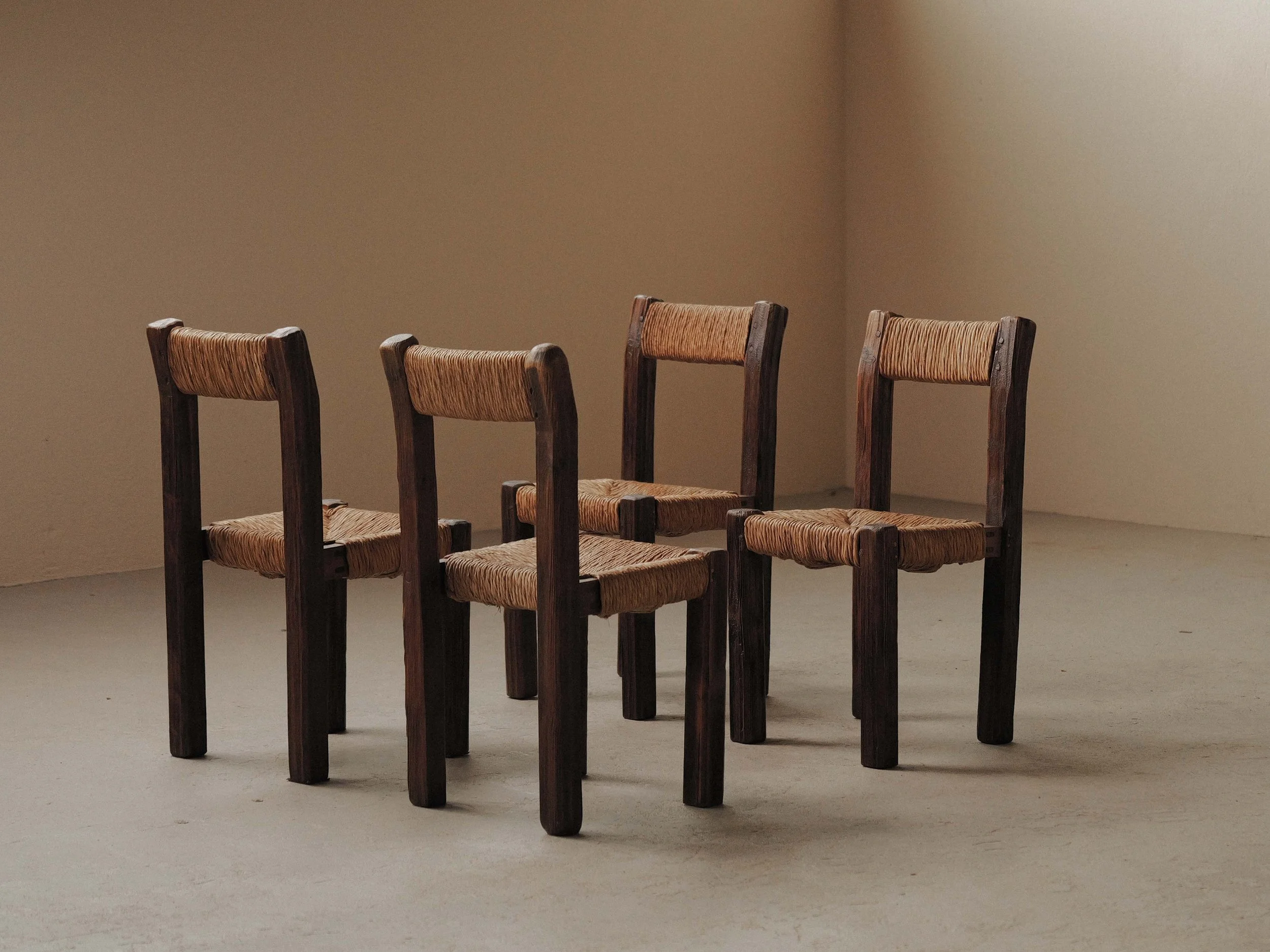 20261019A-ensemble-de-4-chaises-en-meleze-massif-et-paille-tressee-travail-artisanal-francais-vers-1960-13.jpg