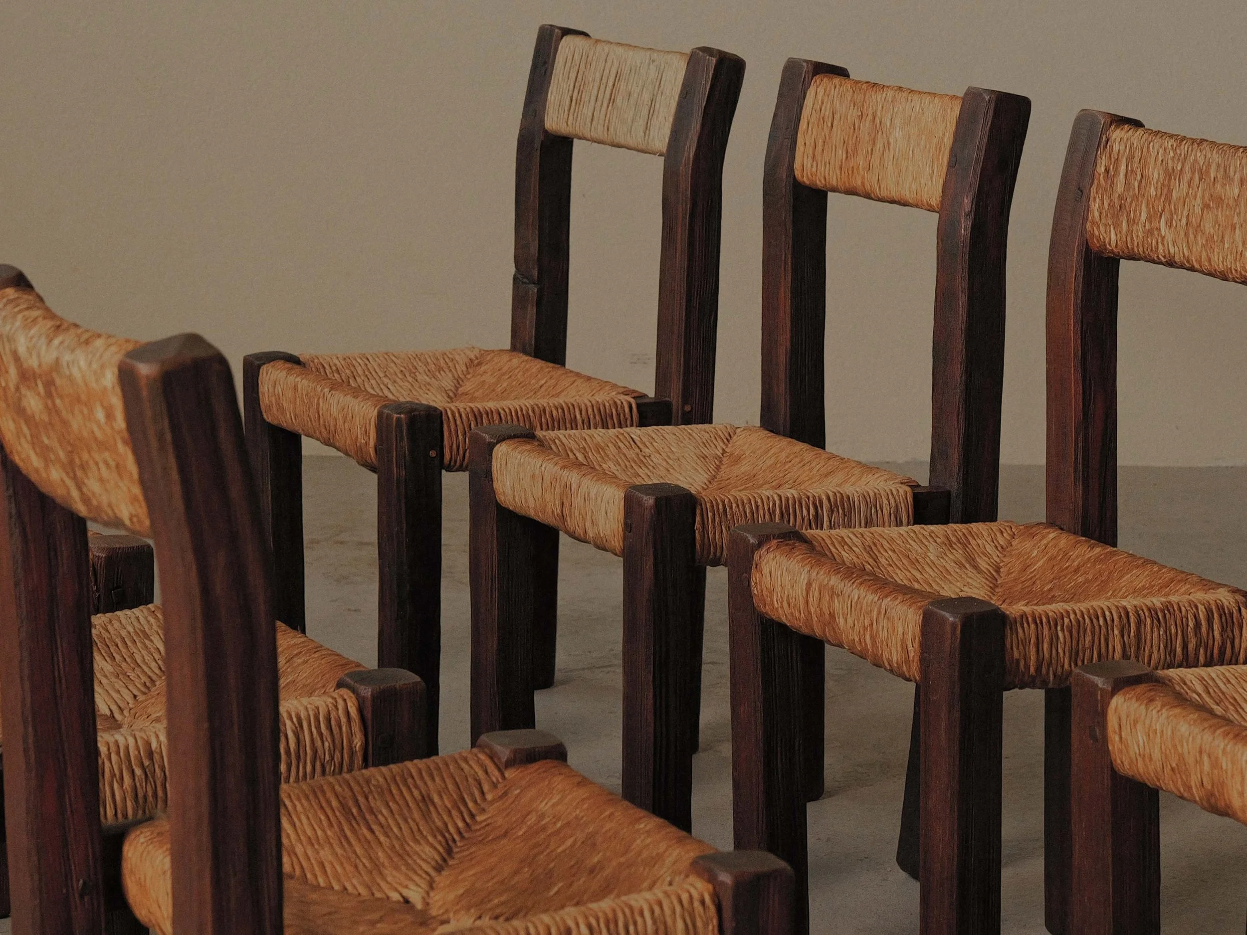 20260628A-et-20260630A2-ensemble-de-8-chaises-en-meleze-massif-et-paille-tressee-travail-artisanal-francais-vers-1960-3.jpg