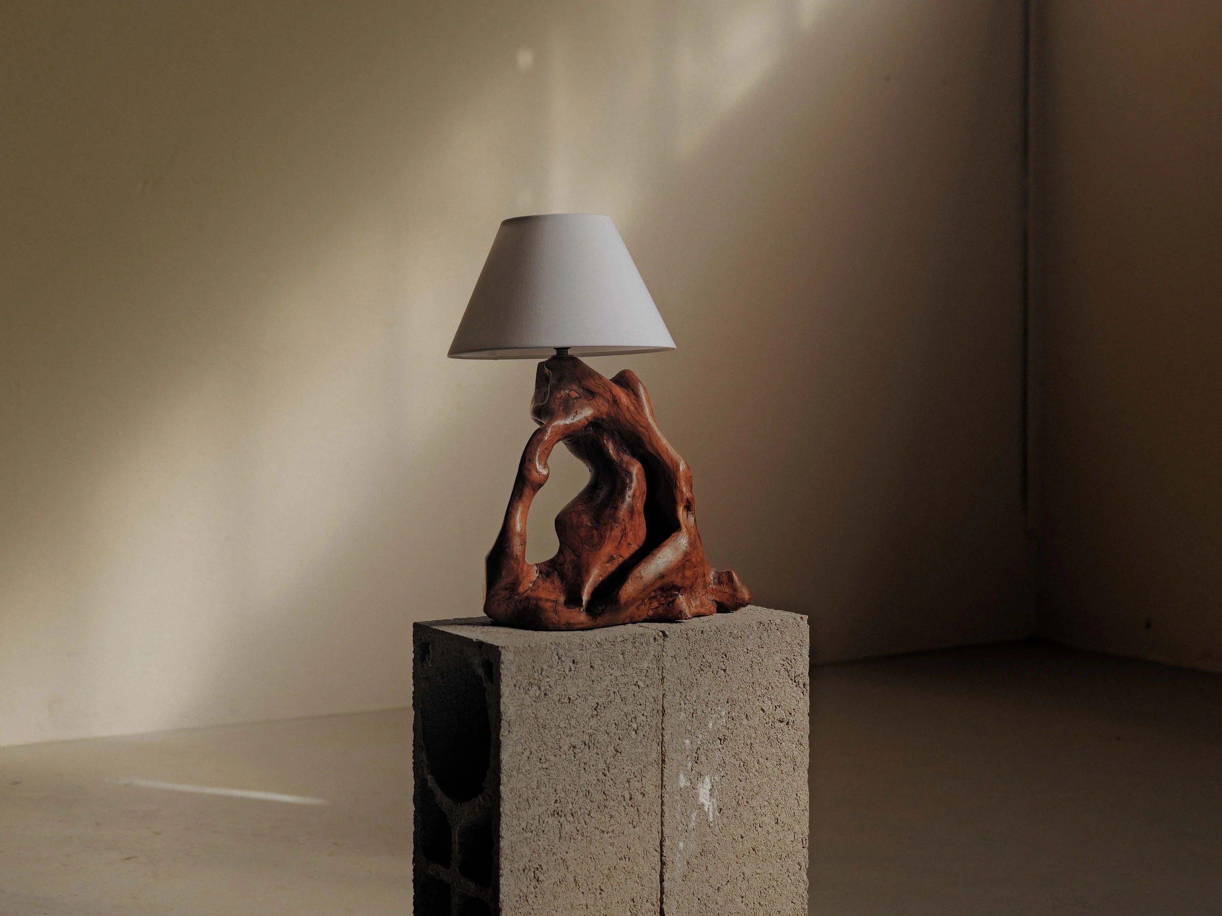 20260929L-lampe-brutaliste-artisanale-en-olivier-massif-provence-vers-1960-3.jpg