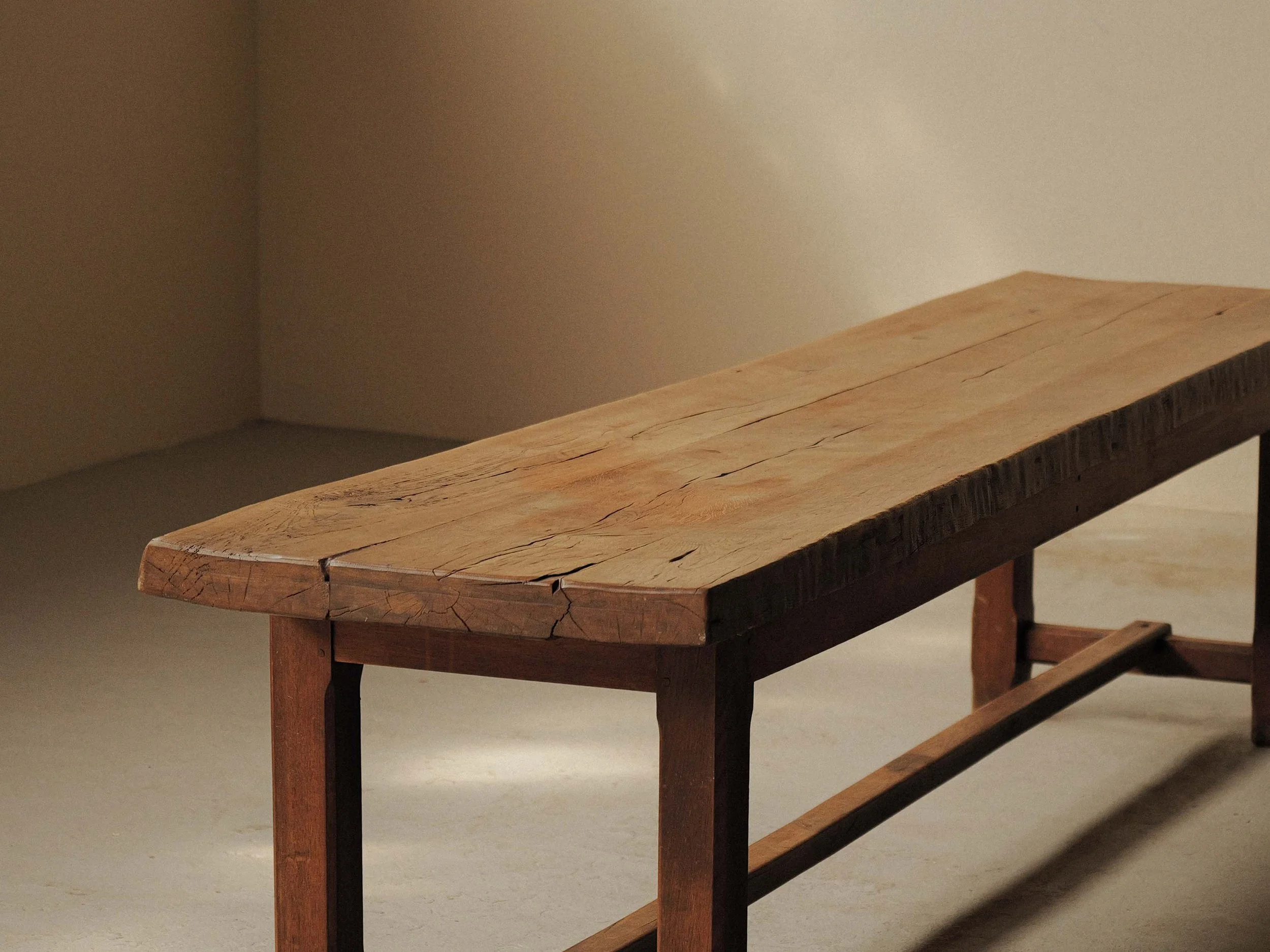 20260723T-Grande-table-artisanale-structure-en-chene-plateau-en-Orme-France-3.jpg
