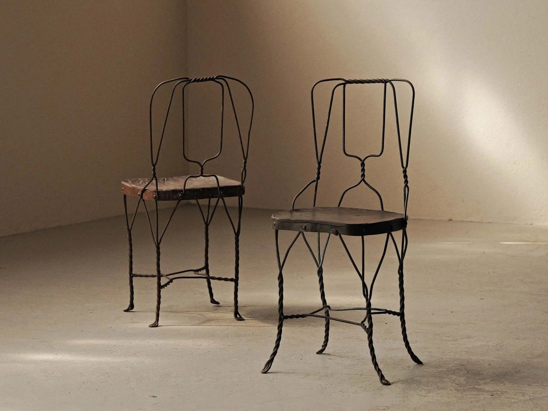 Paire de chaises en acier et tôle patinée, vers 1950