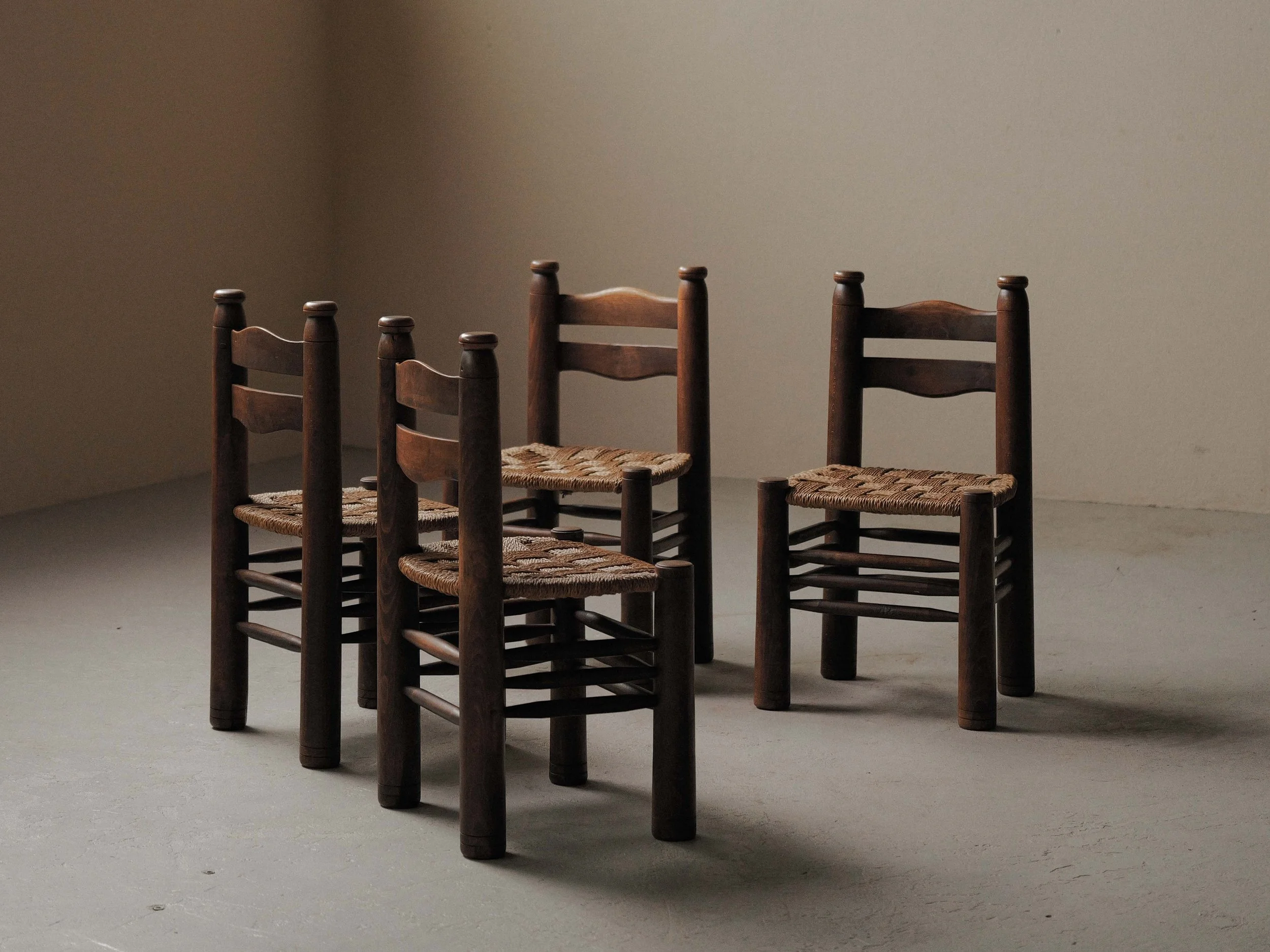 20260603A1-Ensemble-de-4-chaises-rustico-modernistes-en-hetre-massif-France-vers-1940-16.jpg