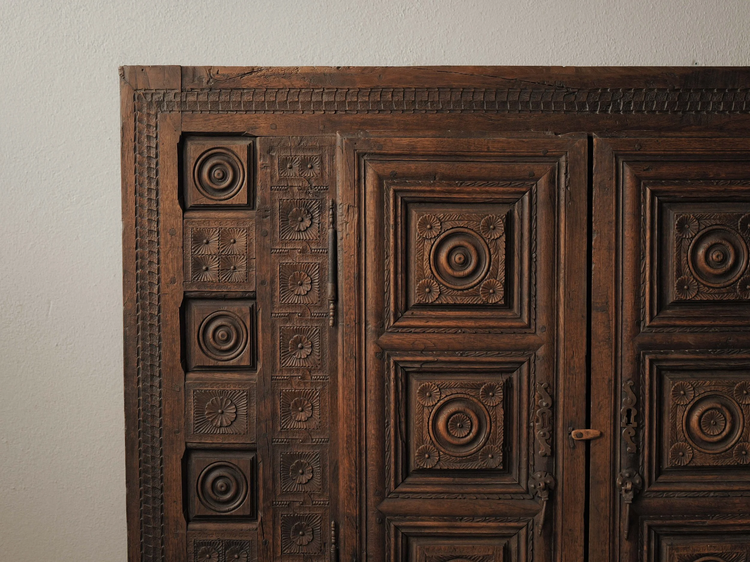 20260923M2-Armoire-coffre-en-chene-massif-entierement-sculptee-art-populaire-basque-19eme-siecle-6.jpg
