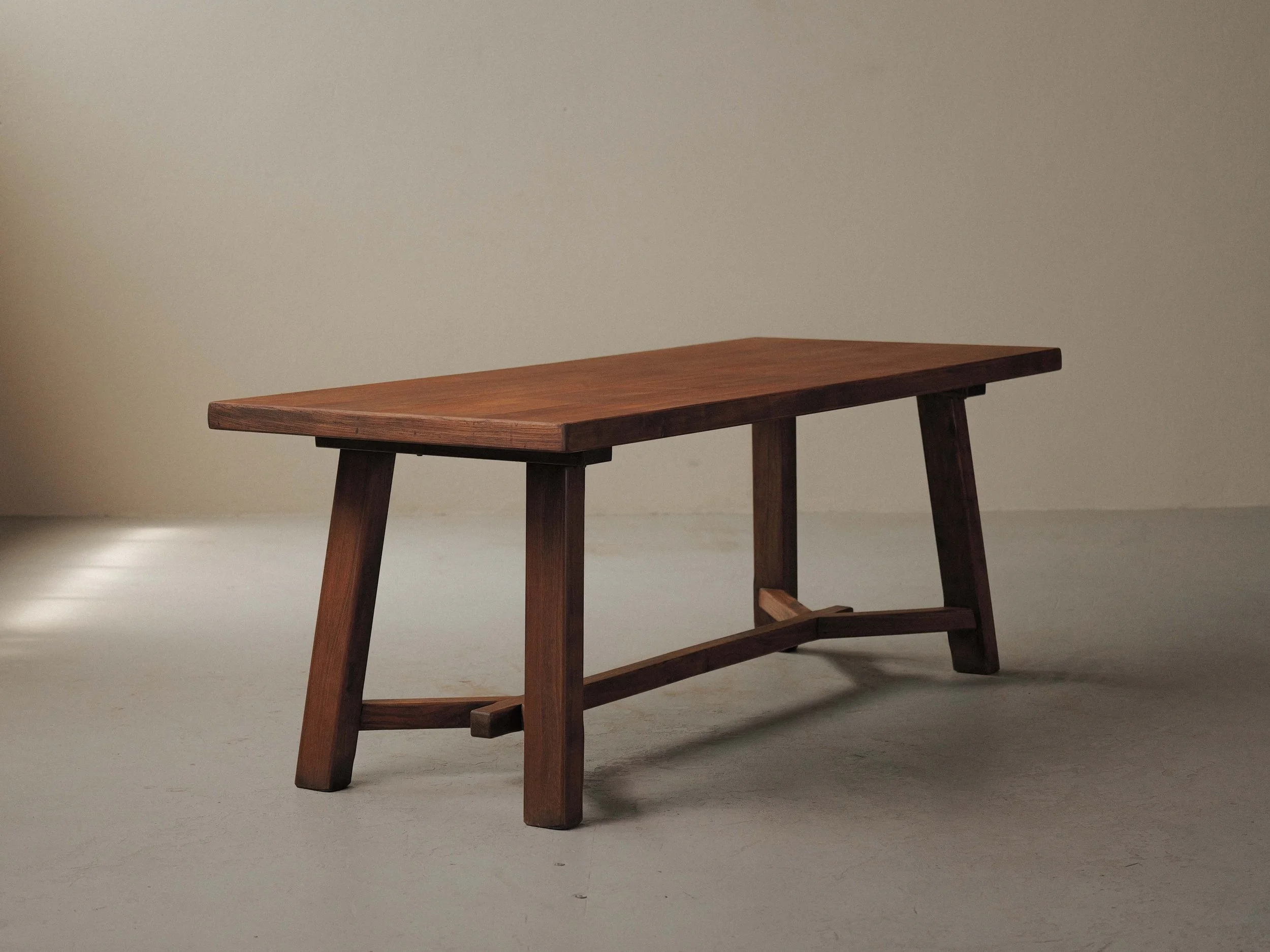 20260519T-table-artisanale-en-chene-massif-et-placage-de-chene-France-vers-1970-9.jpg