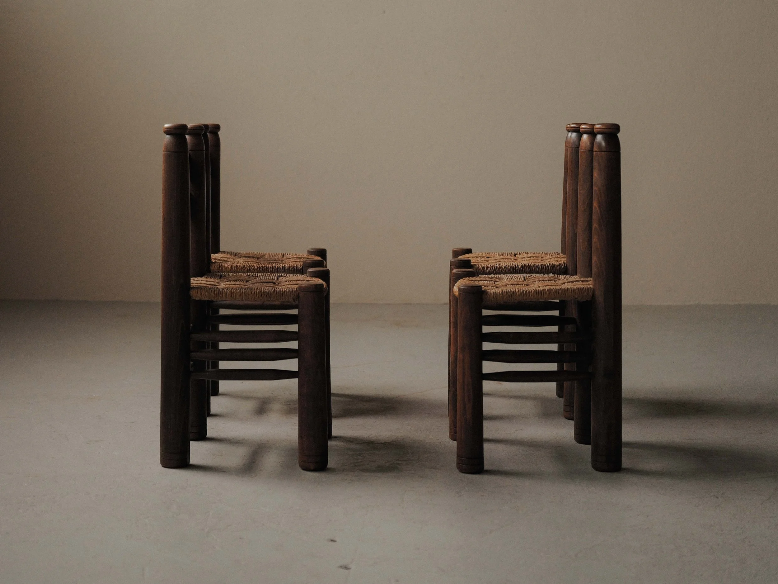 20260603A1-Ensemble-de-4-chaises-rustico-modernistes-en-hetre-massif-France-vers-1940-11.jpg